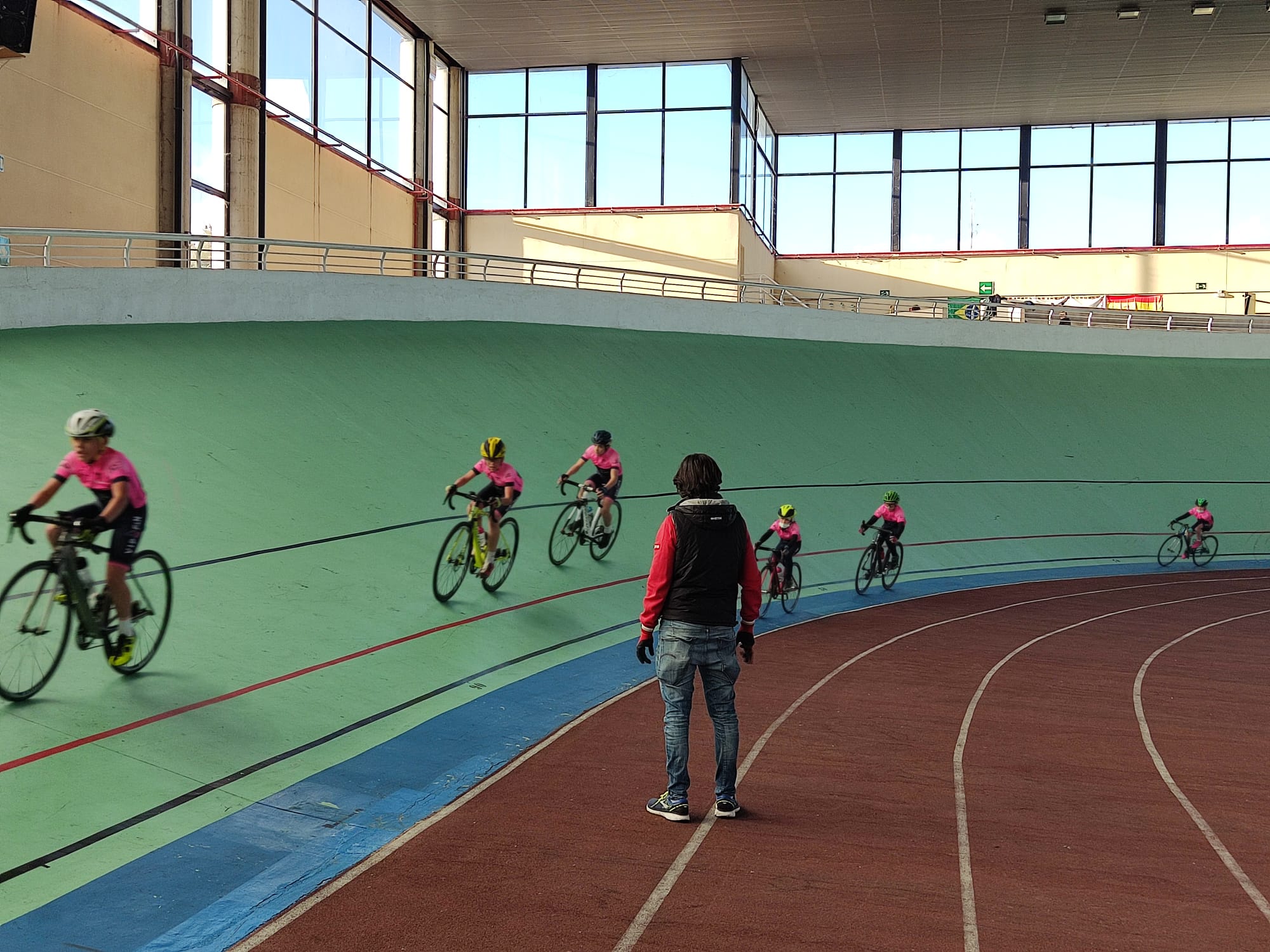 Golpe de Pedal y Entrenamiento Ciclismo-CentrePoint-CC Nieves repitieron sesión preparatoria de pista