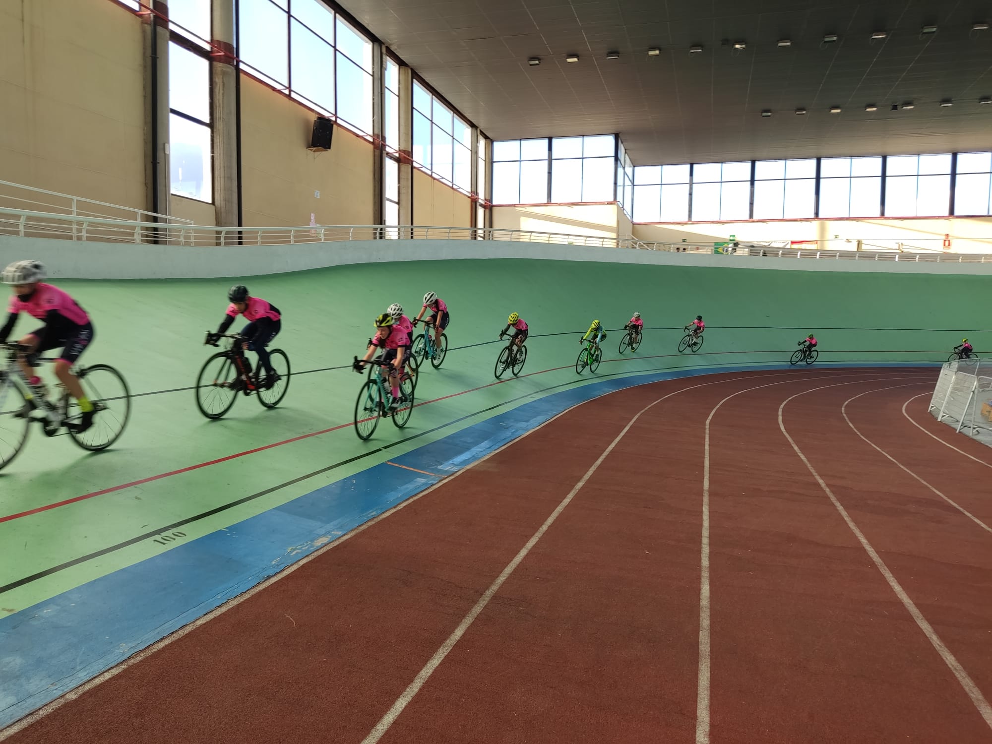 Golpe de Pedal y Entrenamiento Ciclismo-CentrePoint-CC Nieves repitieron sesión preparatoria de pista