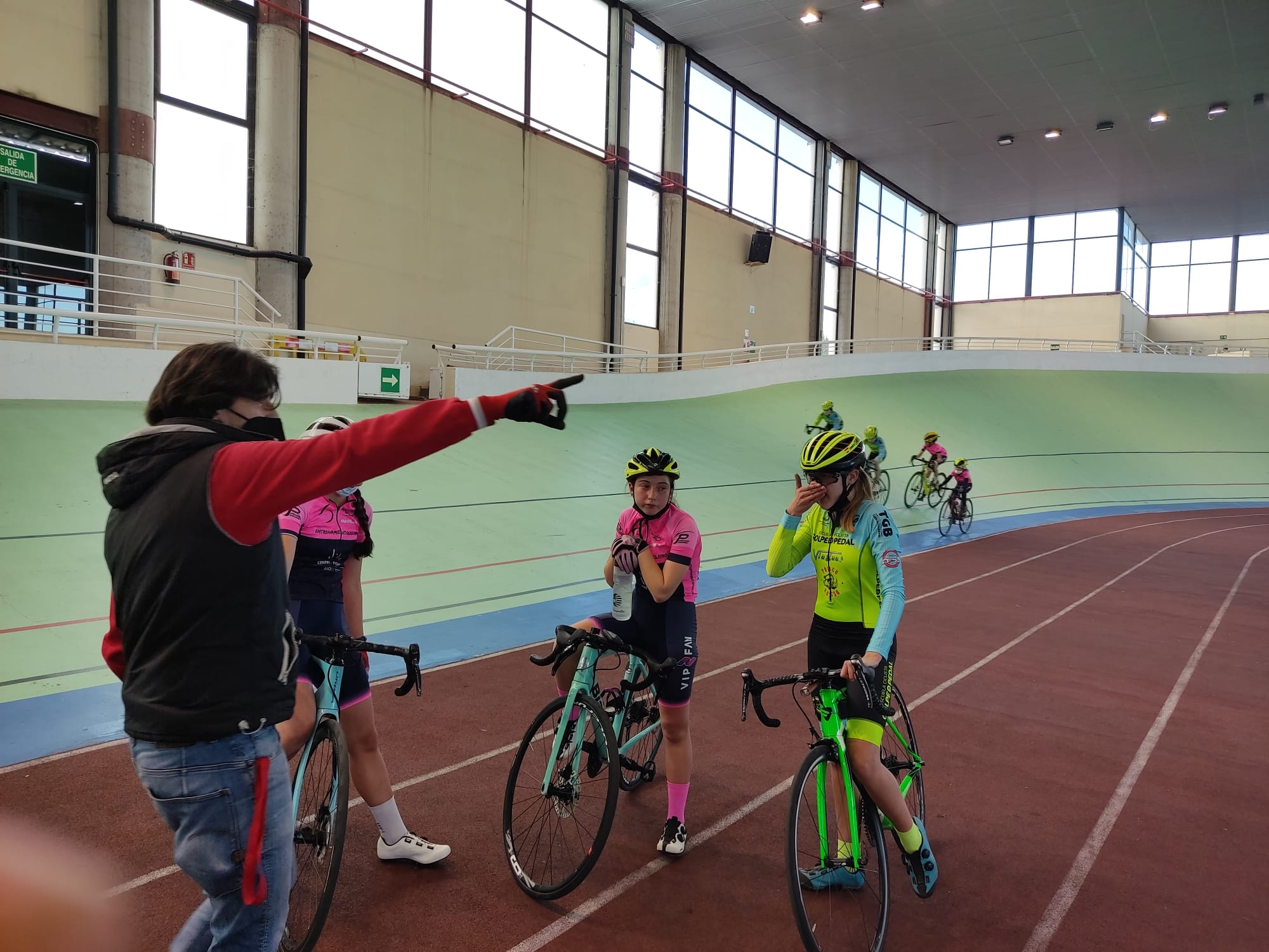 Golpe de Pedal y Entrenamiento Ciclismo-CentrePoint-CC Nieves repitieron sesión preparatoria de pista