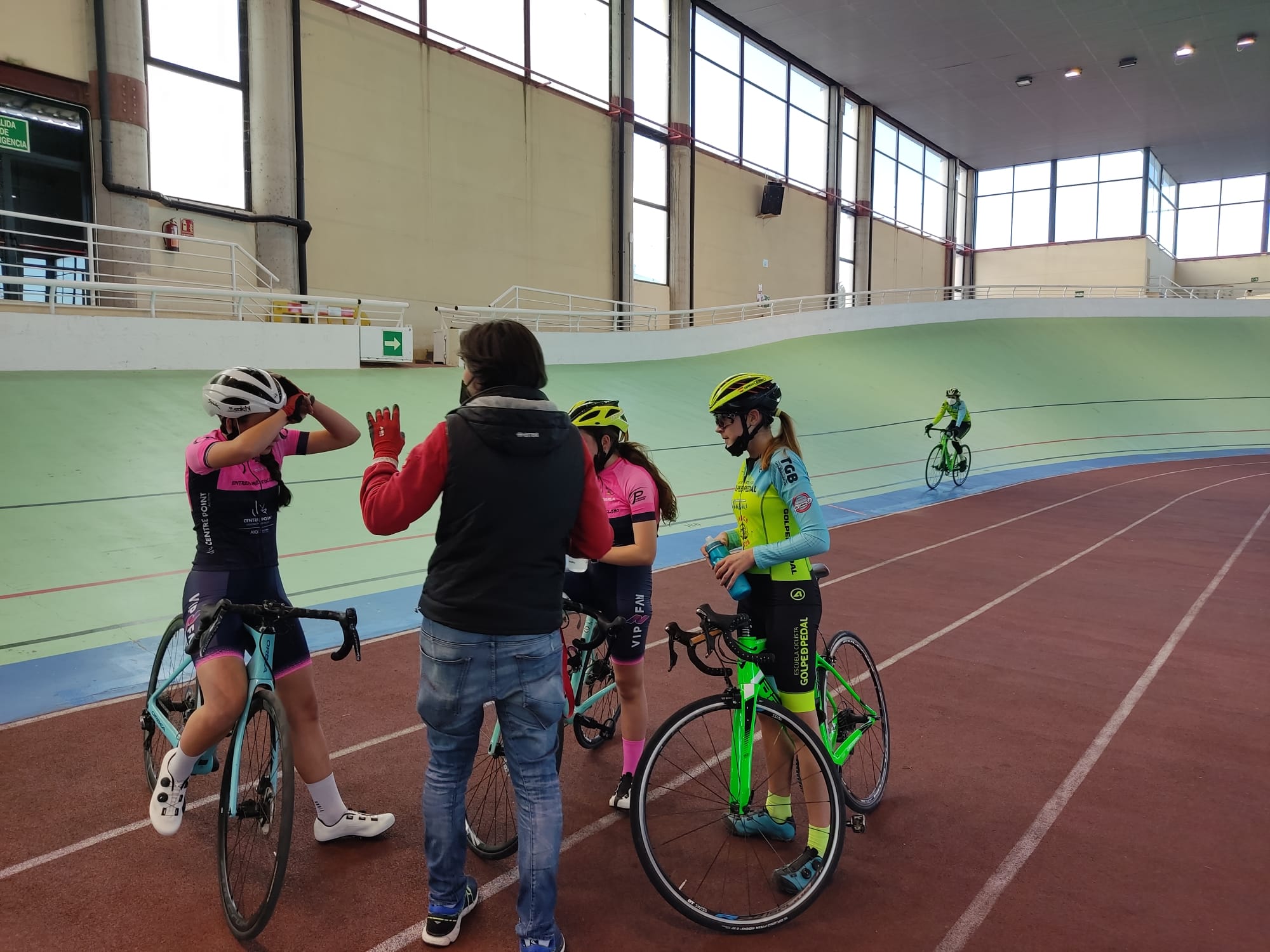 Golpe de Pedal y Entrenamiento Ciclismo-CentrePoint-CC Nieves repitieron sesión preparatoria de pista