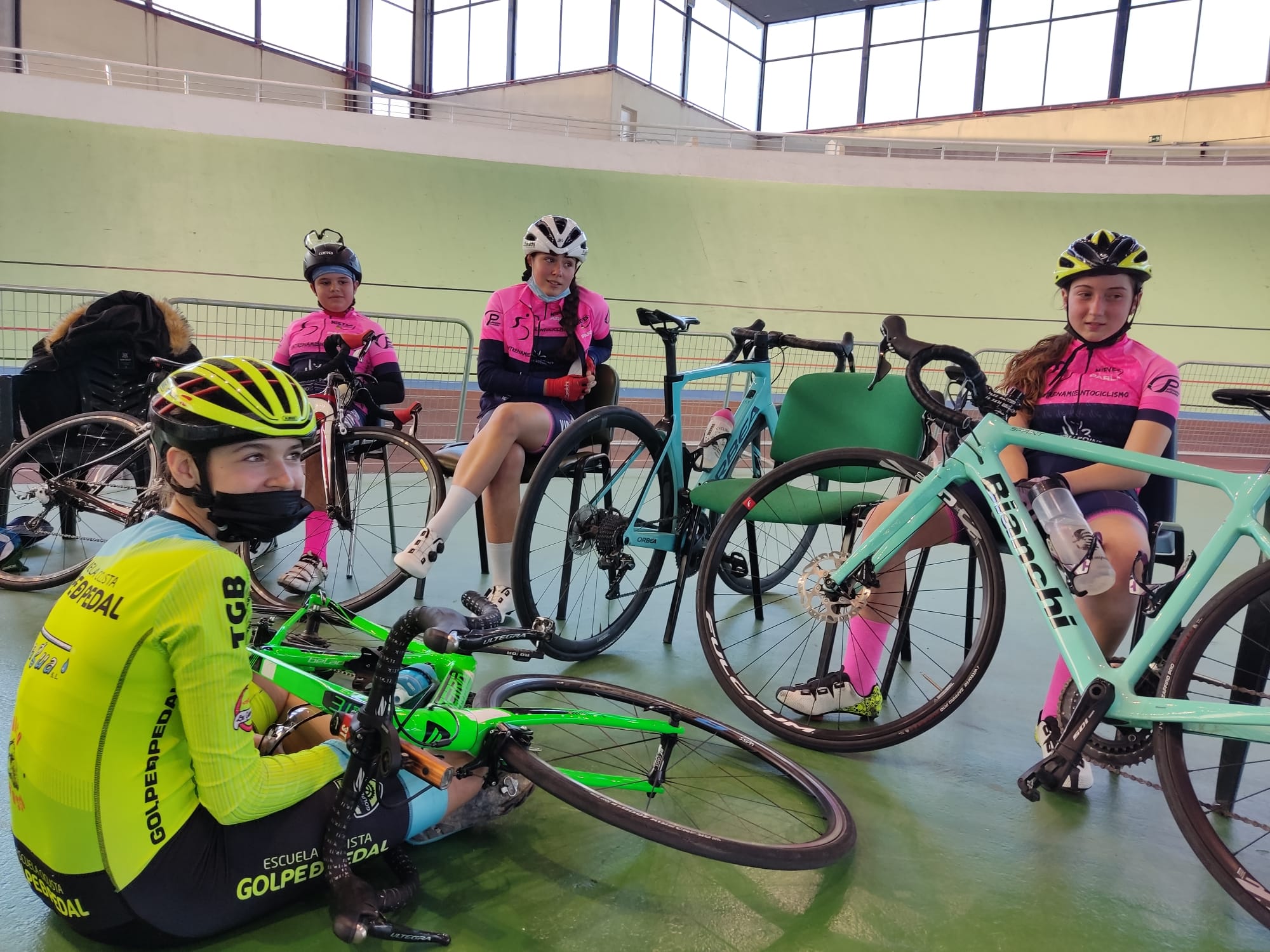 Golpe de Pedal y Entrenamiento Ciclismo-CentrePoint-CC Nieves repitieron sesión preparatoria de pista