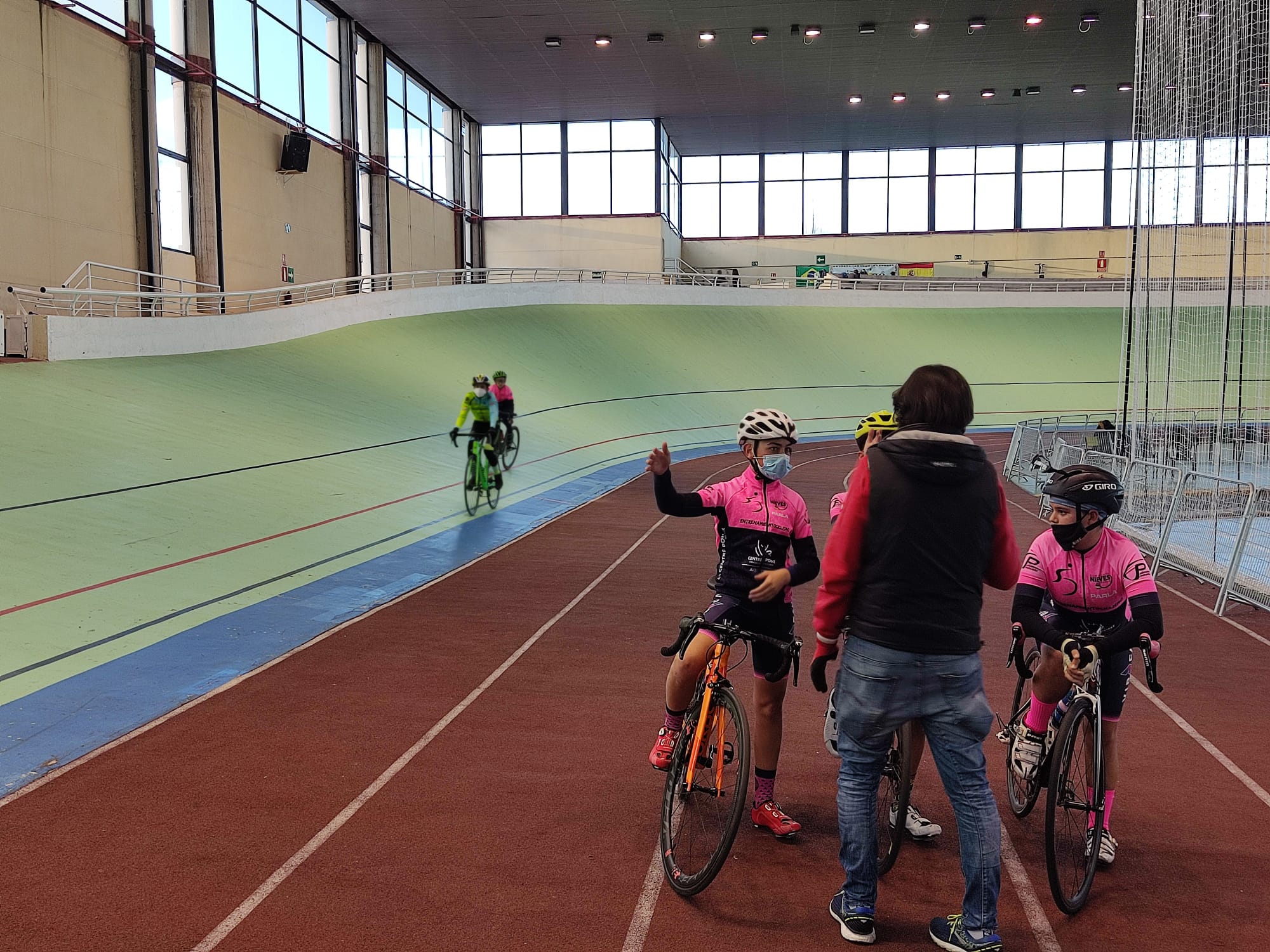 Golpe de Pedal y Entrenamiento Ciclismo-CentrePoint-CC Nieves repitieron sesión preparatoria de pista