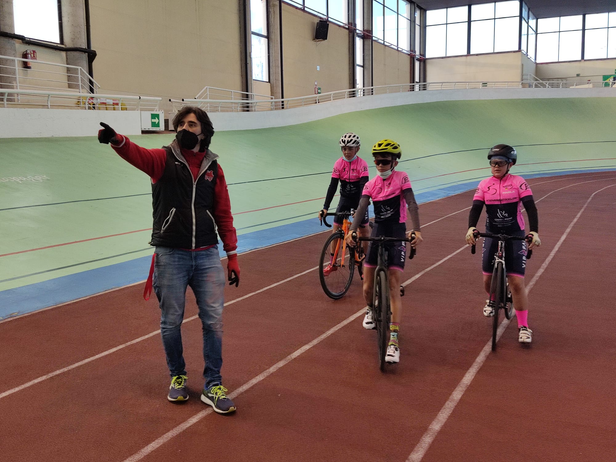 Golpe de Pedal y Entrenamiento Ciclismo-CentrePoint-CC Nieves repitieron sesión preparatoria de pista