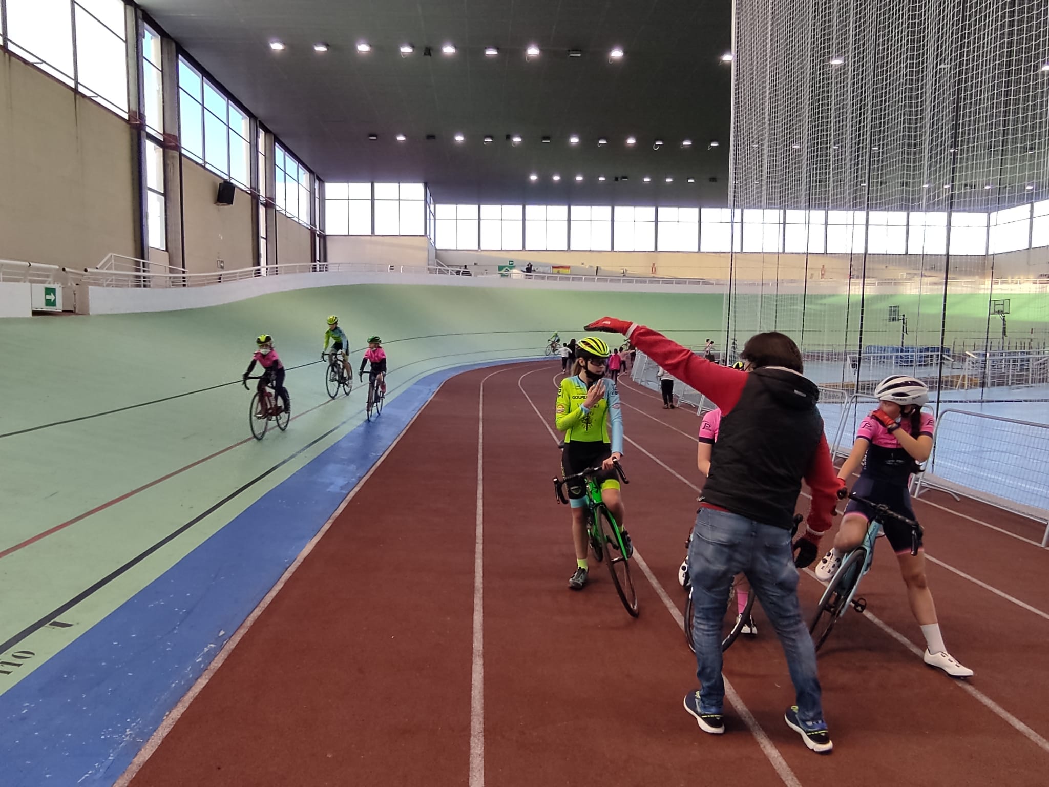 Golpe de Pedal y Entrenamiento Ciclismo-CentrePoint-CC Nieves repitieron sesión preparatoria de pista