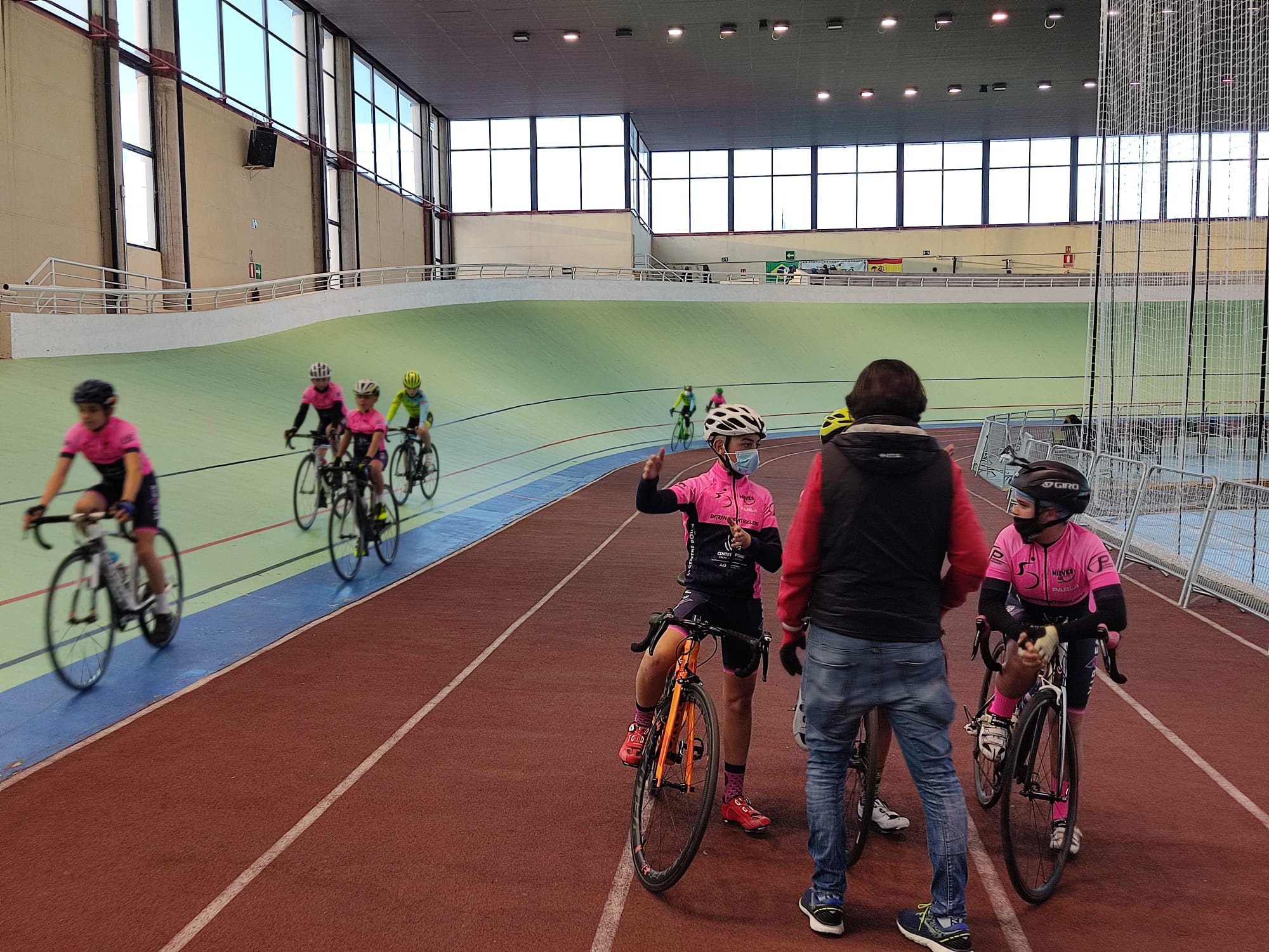 Golpe de Pedal y Entrenamiento Ciclismo-CentrePoint-CC Nieves repitieron sesión preparatoria de pista