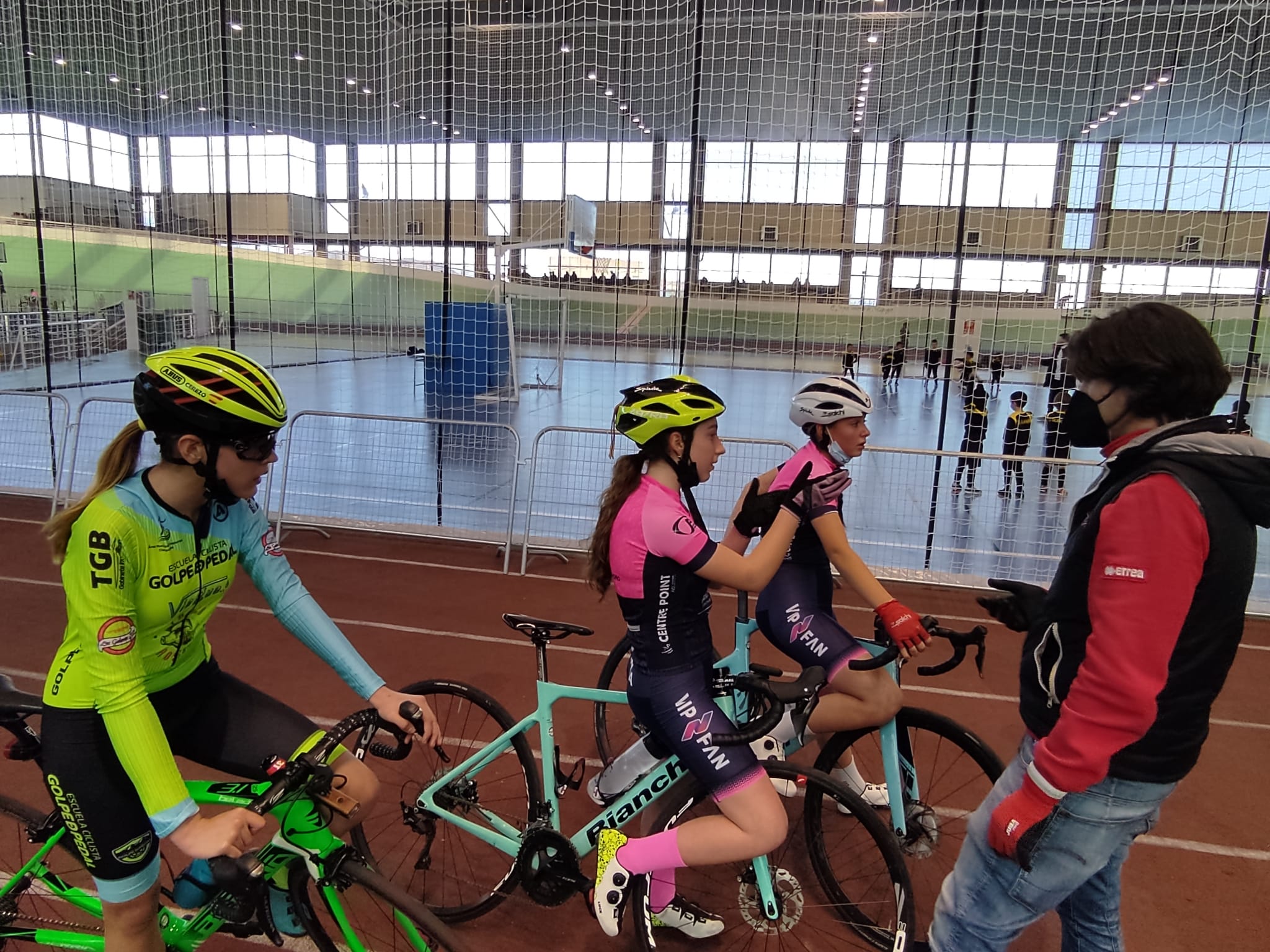 Golpe de Pedal y Entrenamiento Ciclismo-CentrePoint-CC Nieves repitieron sesión preparatoria de pista