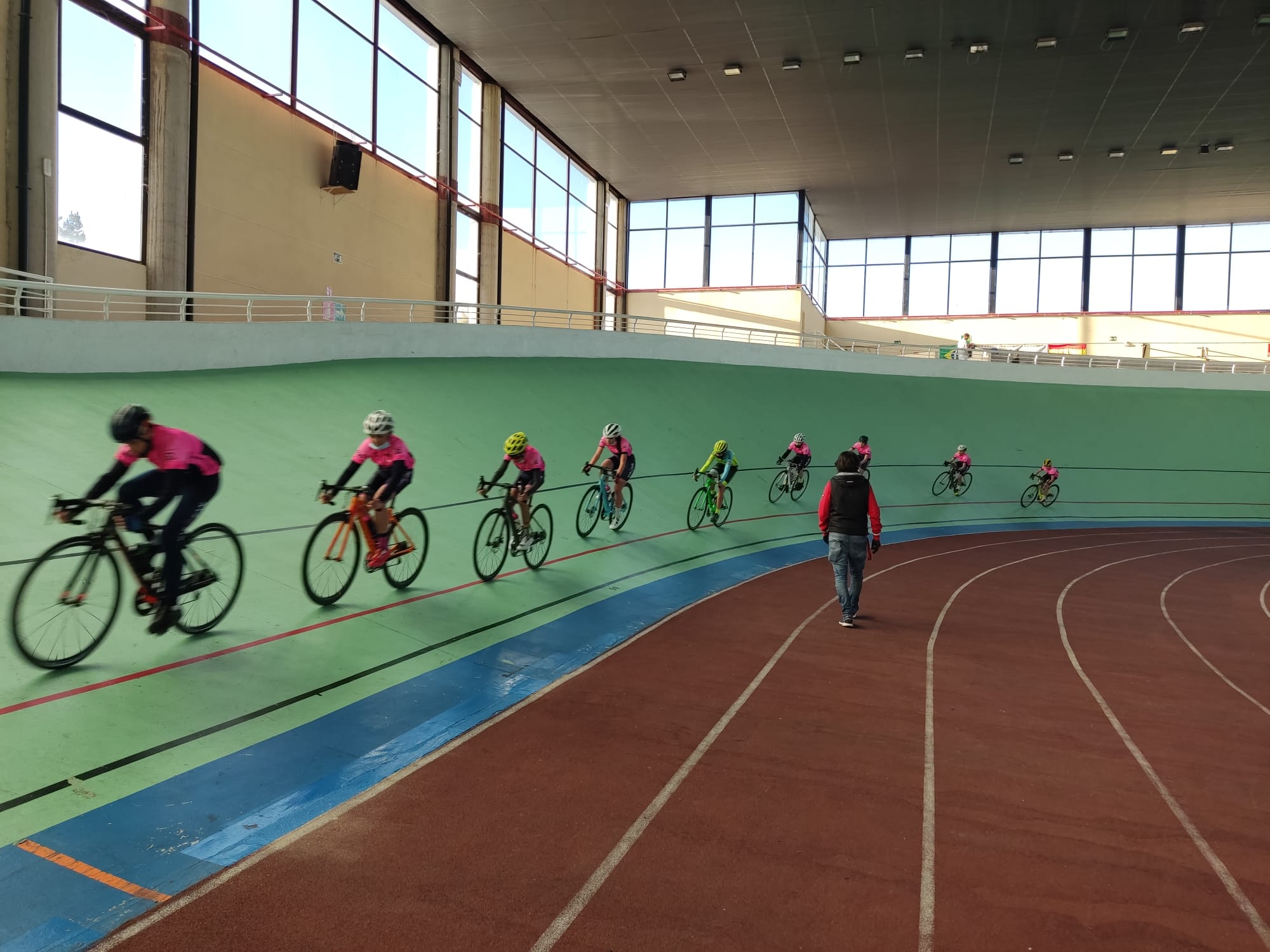 Golpe de Pedal y Entrenamiento Ciclismo-CentrePoint-CC Nieves repitieron sesión preparatoria de pista