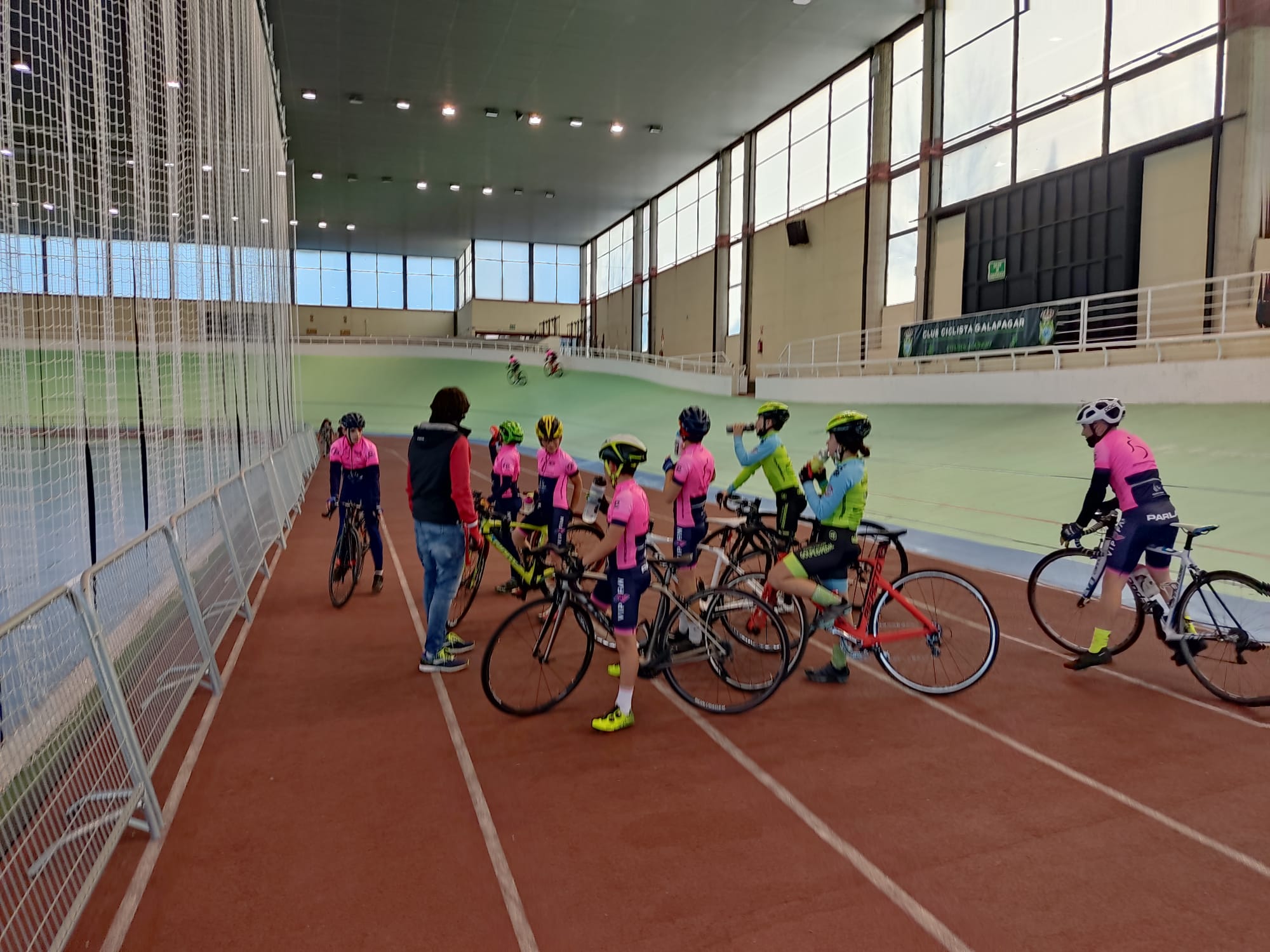 Golpe de Pedal y Entrenamiento Ciclismo-CentrePoint-CC Nieves repitieron sesión preparatoria de pista