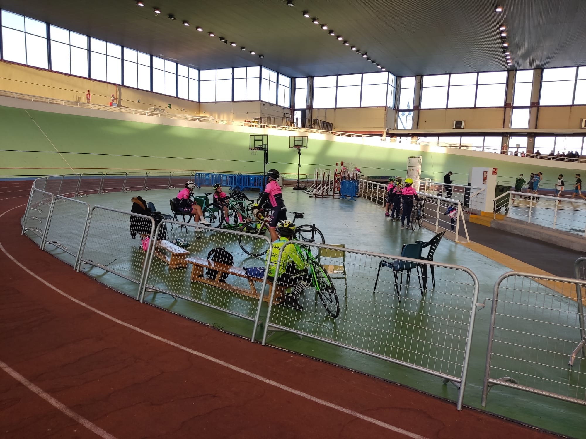 Golpe de Pedal y Entrenamiento Ciclismo-CentrePoint-CC Nieves repitieron sesión preparatoria de pista