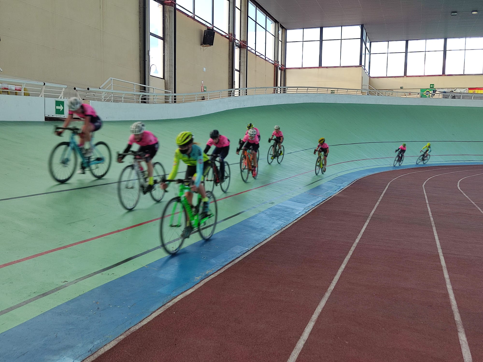 Golpe de Pedal y Entrenamiento Ciclismo-CentrePoint-CC Nieves repitieron sesión preparatoria de pista