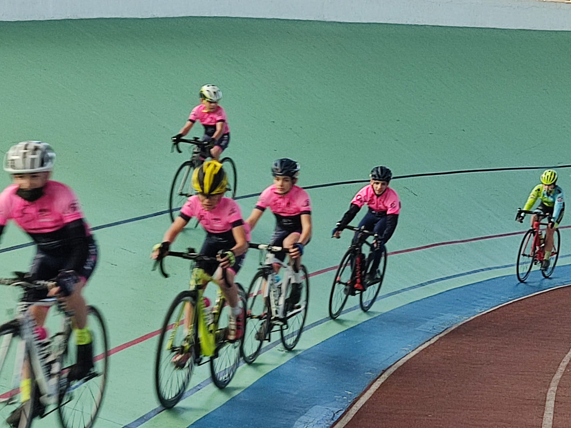 Golpe de Pedal y Entrenamiento Ciclismo-CentrePoint-CC Nieves repitieron sesión preparatoria de pista