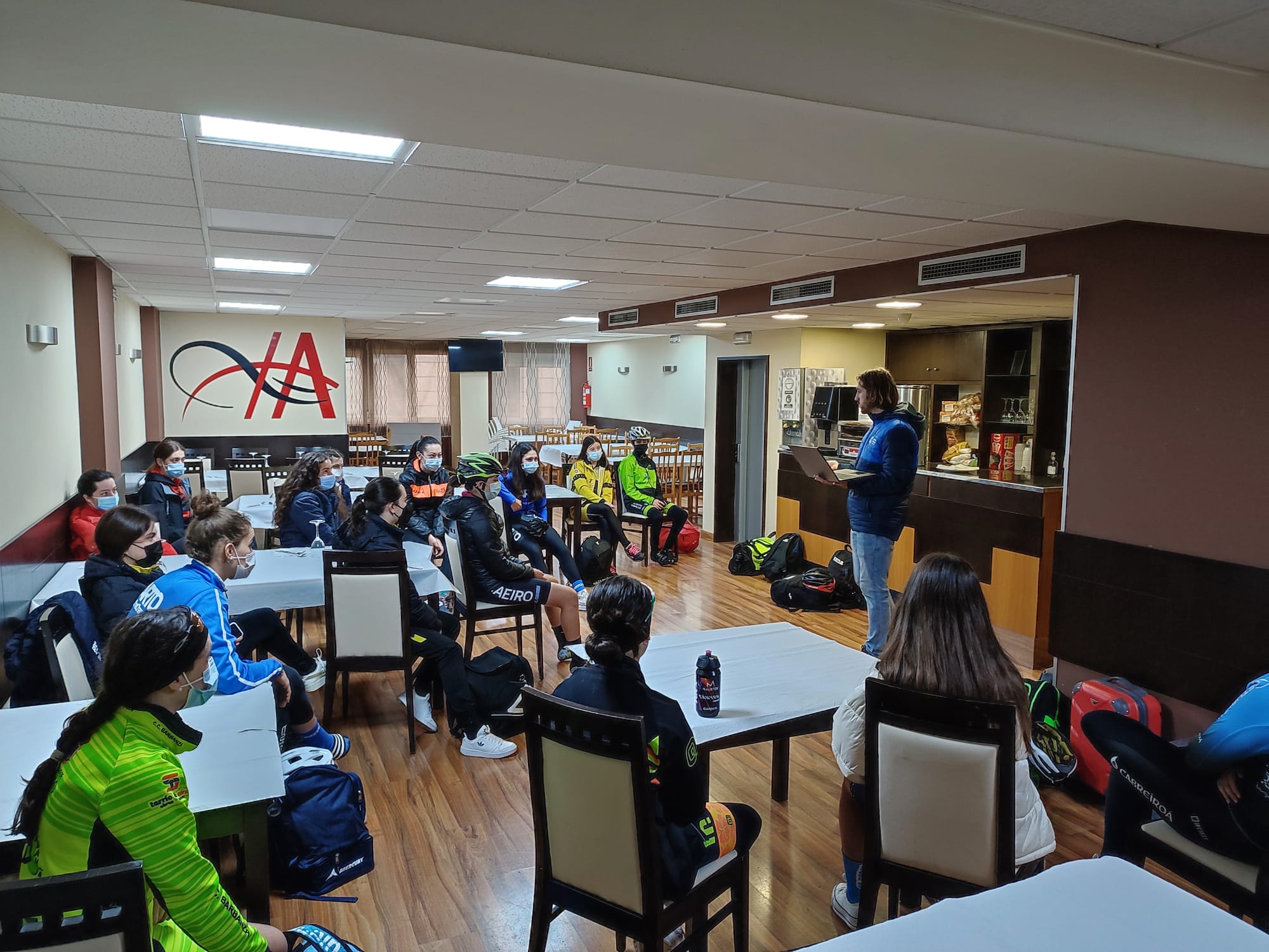 As cadetes, juniors e sub23 adestráronse e formáronse na xornada FCG celebrada en Pontevedra
