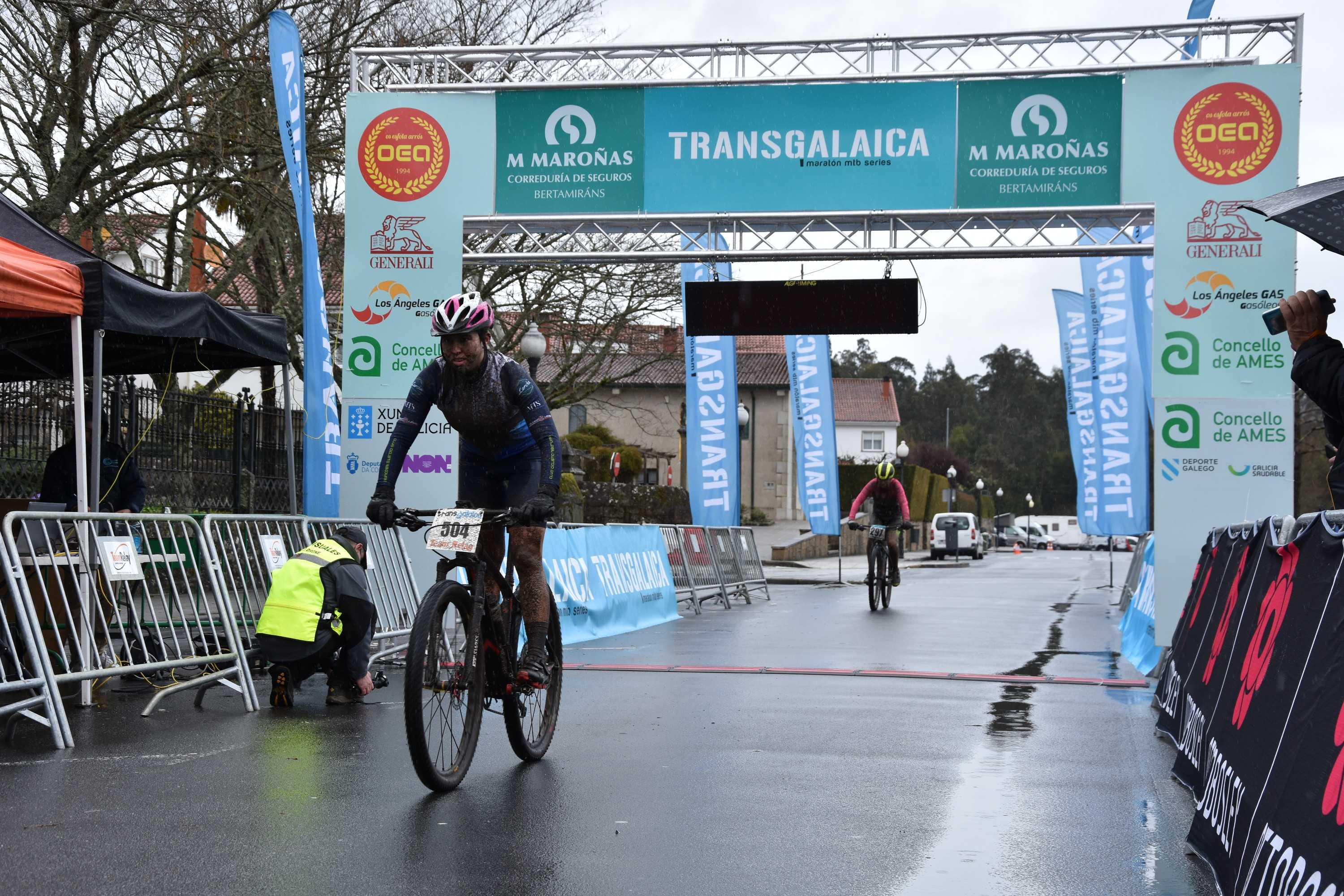 Diego Álvarez e Desiree Fernández gañan a segunda proba do circuíto Transgalaica 2022 en Ames