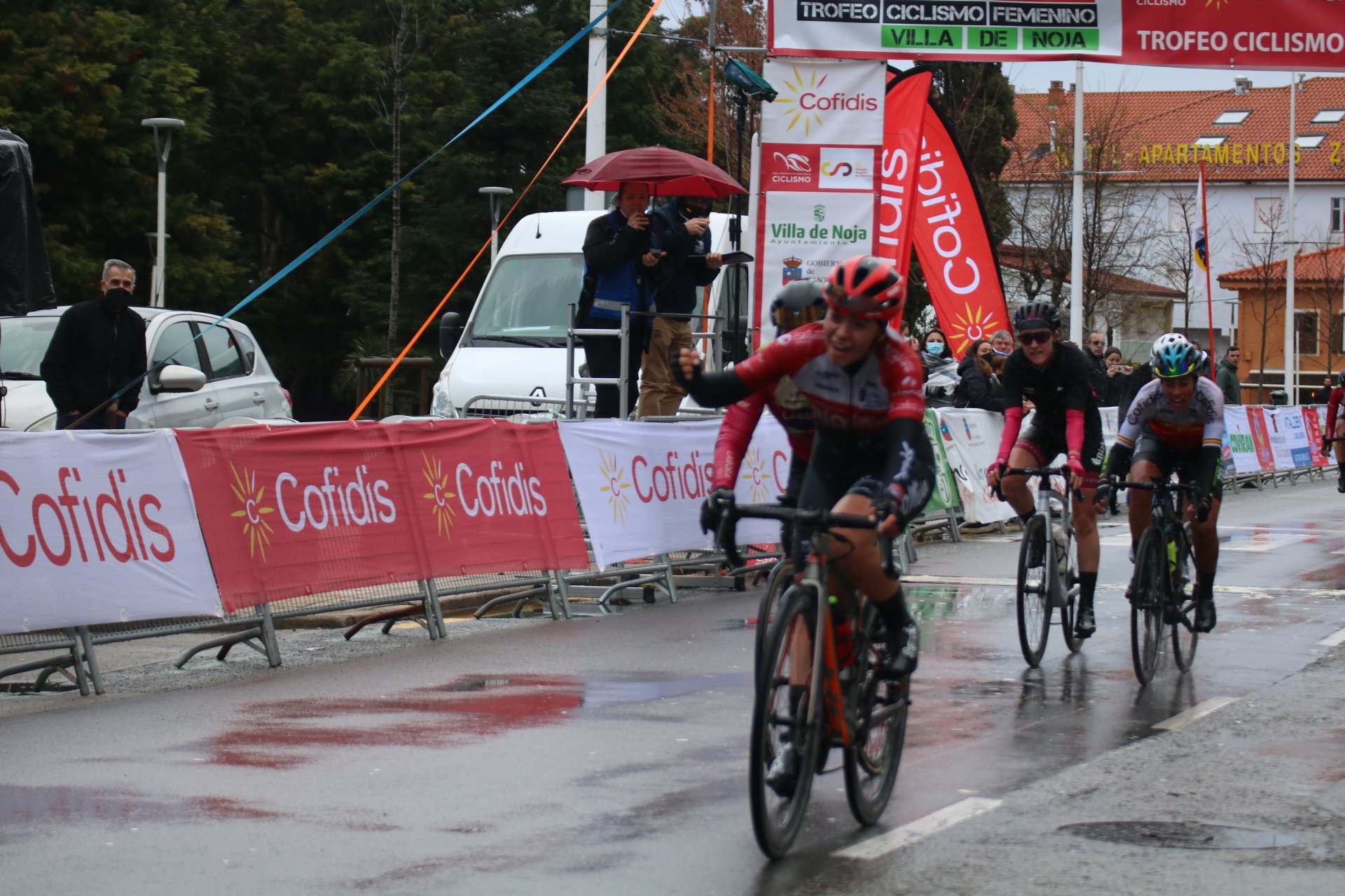 Alba Leonardo, Lucía Ruiz y Paula Ostiz ganan en Noja
