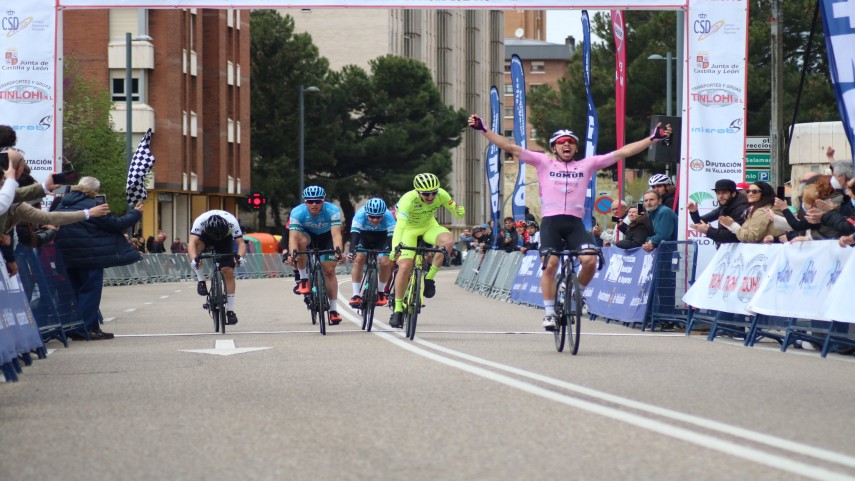 Jorge-Gonzalez-se-alza-con-la-victoria-en-la-Clasica-Valladolid-Memorial-angel-Lozano