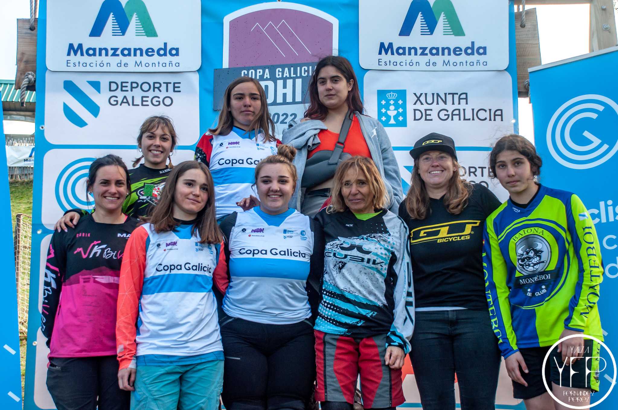 Dous juniors mandan no II Trofeo Federación DHI Manzaneda BikePark