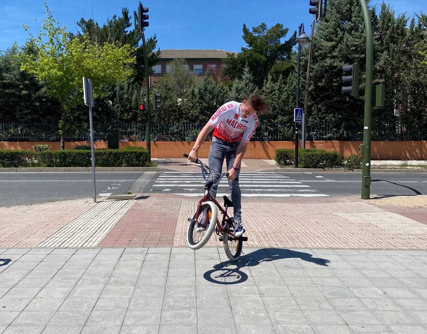 La FMC cede una bicicleta de BMX al rider ucraniano Nikyta Bener