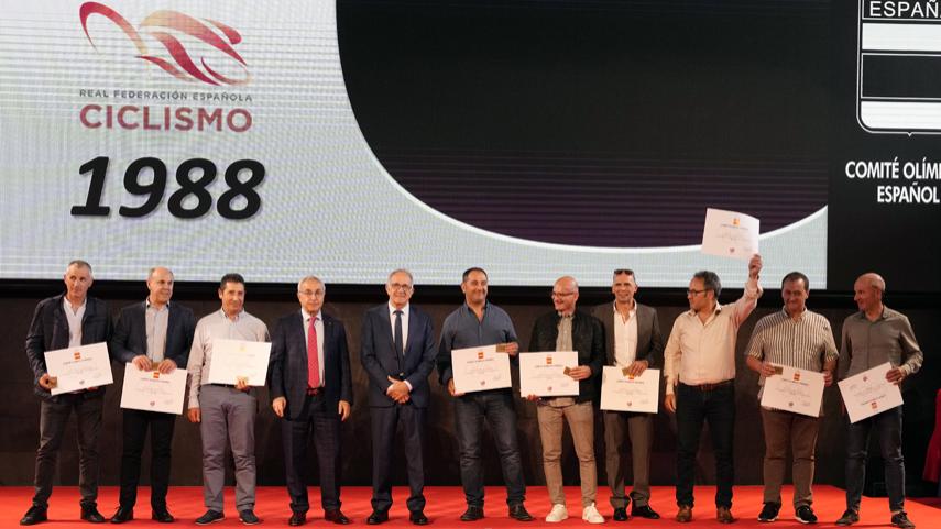 Los-ciclistas-olimpicos-que-participaron-en-Seul-1988-son-homenajeados-por-el-COE