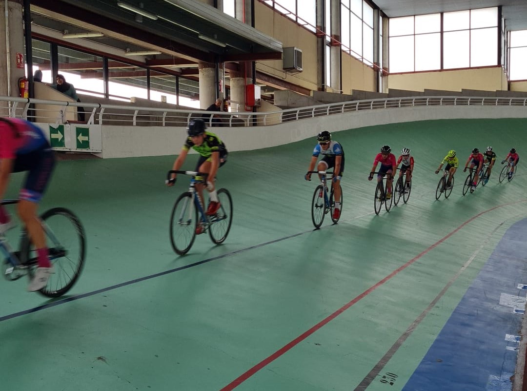 Nueva sesión de trabajo de ciclismo en pista con ciclistas de la categoría infantil