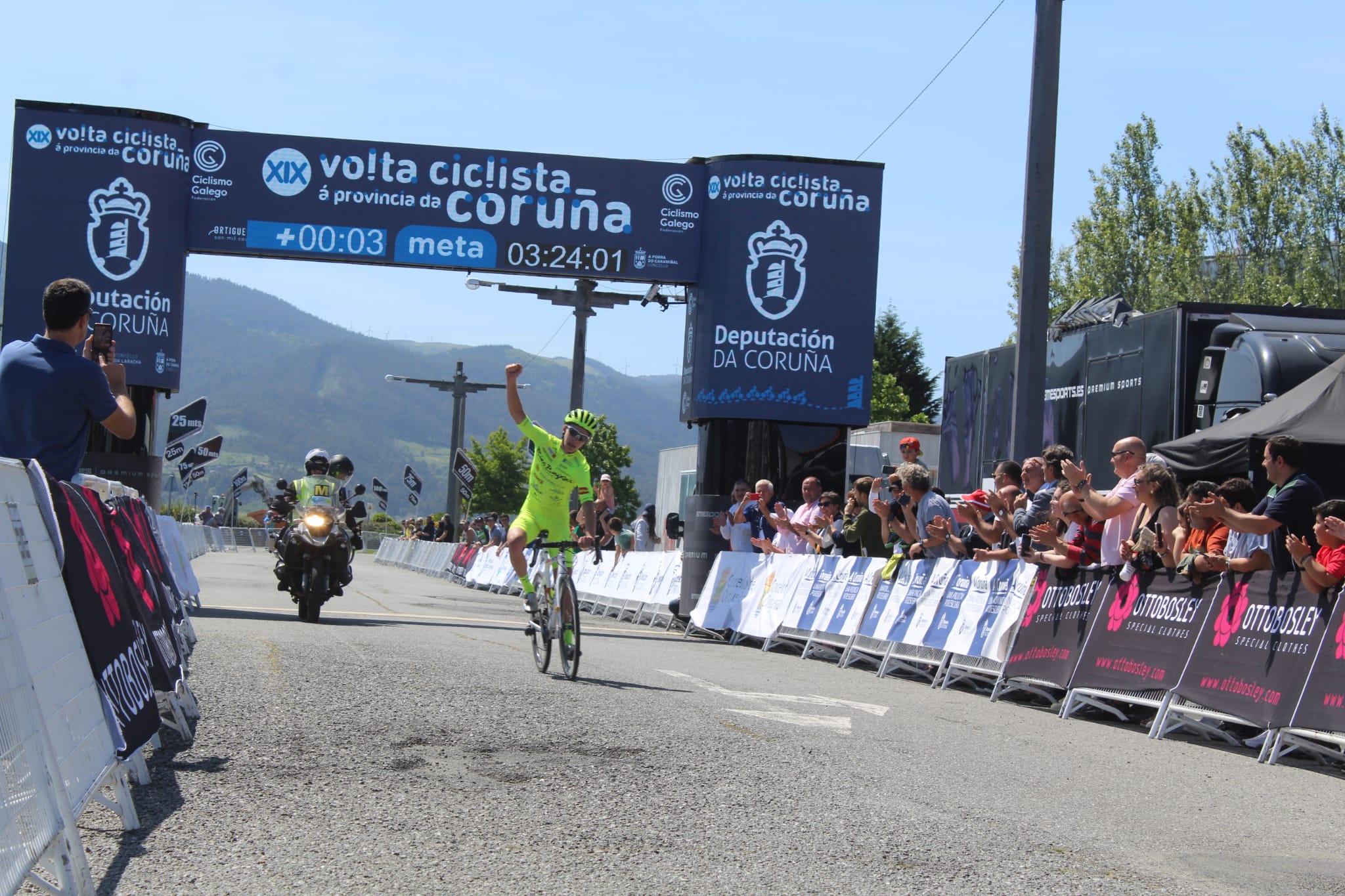 Cole Davis vence na apertura da Volta Ciclista á provincia da Coruña en Ortigueira