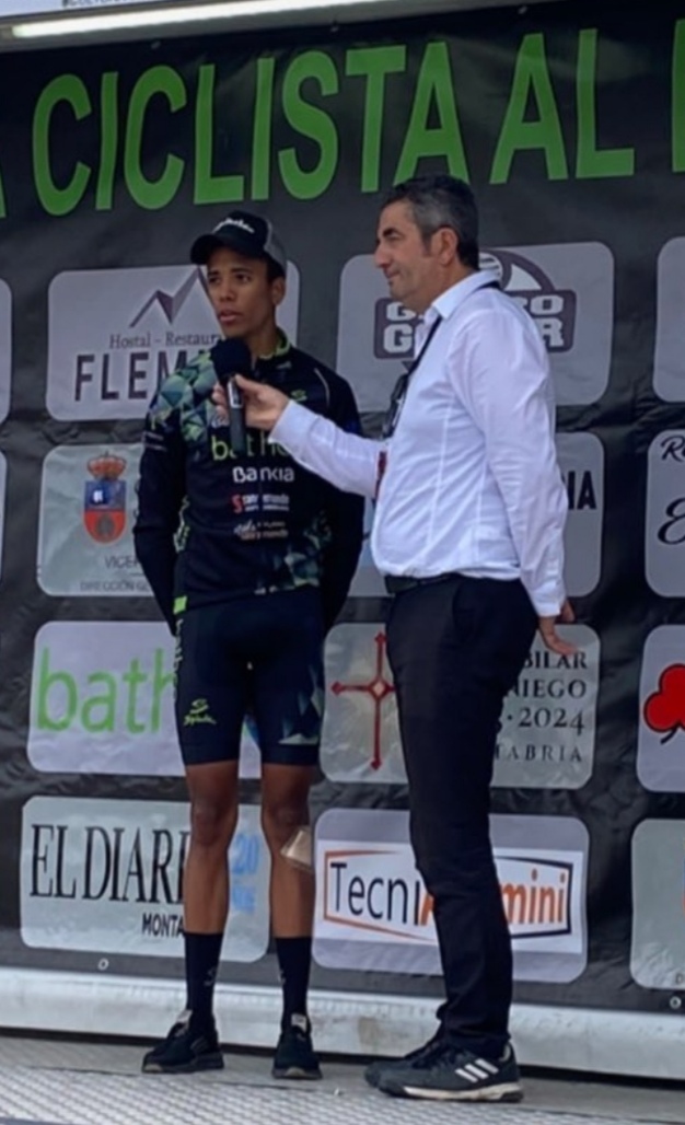 Abel Odón Rosado, del Bathco Cycling, gana en Bostronizo la 2ª etapa de la Vuelta al Besaya