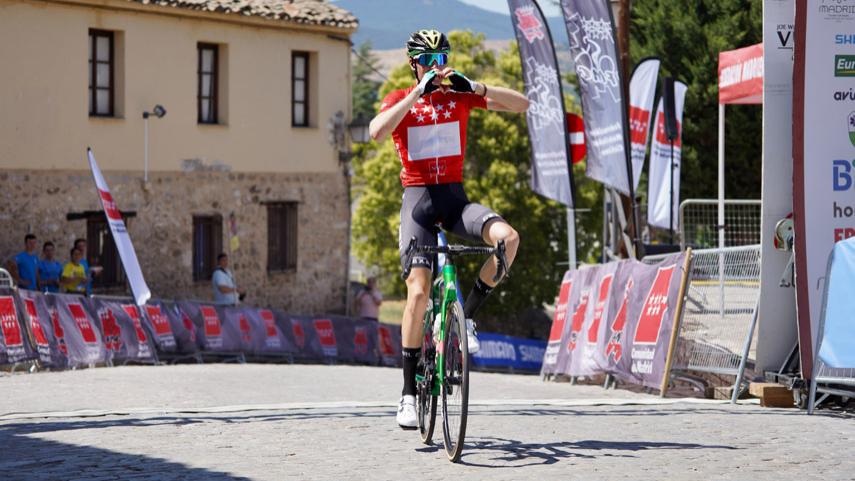 Abel-Balderstone-Caja-Rural-ALEA-vuelve-a-ganar-en-Buitrago-del-Lozoya-y-es-mas-lider-de-la-Vuelta-a-Madrid-sub-23