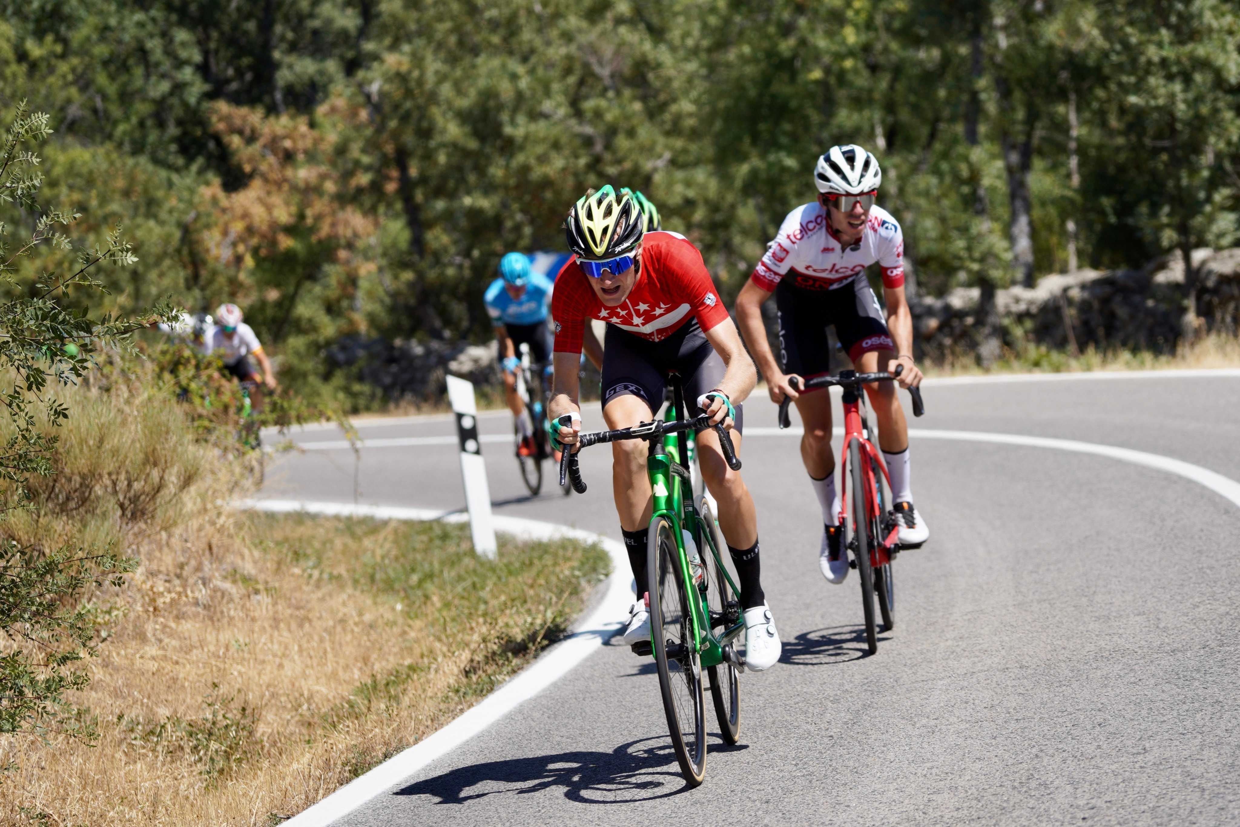 Abel Balderstone (Caja Rural-ALEA) vuelve a ganar en Buitrago del Lozoya y es más líder de la Vuelta a Madrid sub-23