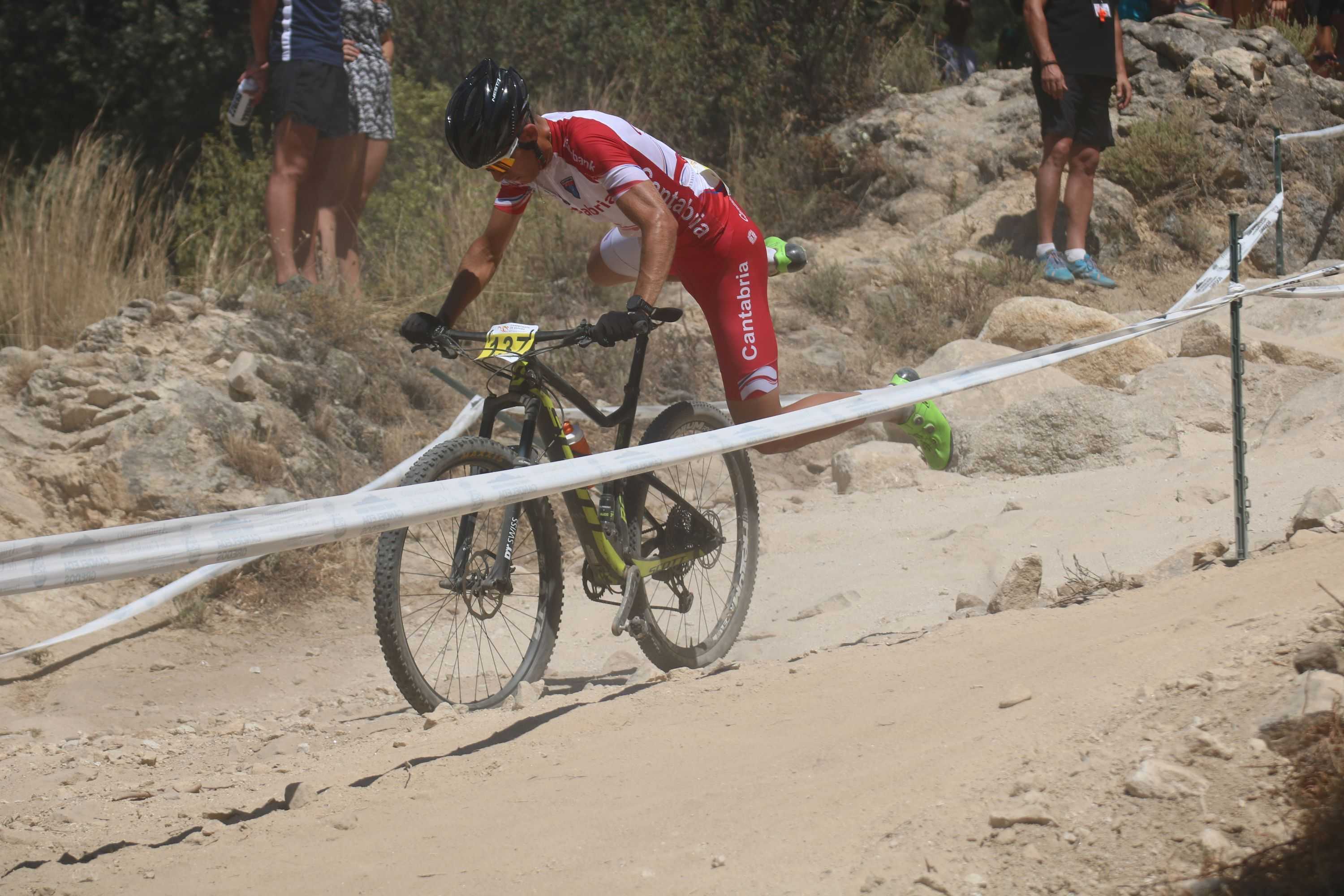 Ismael Esteban se cuelga la medalla de bronce en los Campeonatos de España Élite de BTT en Candeleda