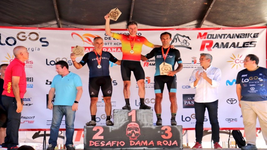 Eduardo-Arce-y-Miguel-angel-Segurado-bronce-Master-en-el-Campeonato-de-Espana-XCM-en-Ramales-Espana