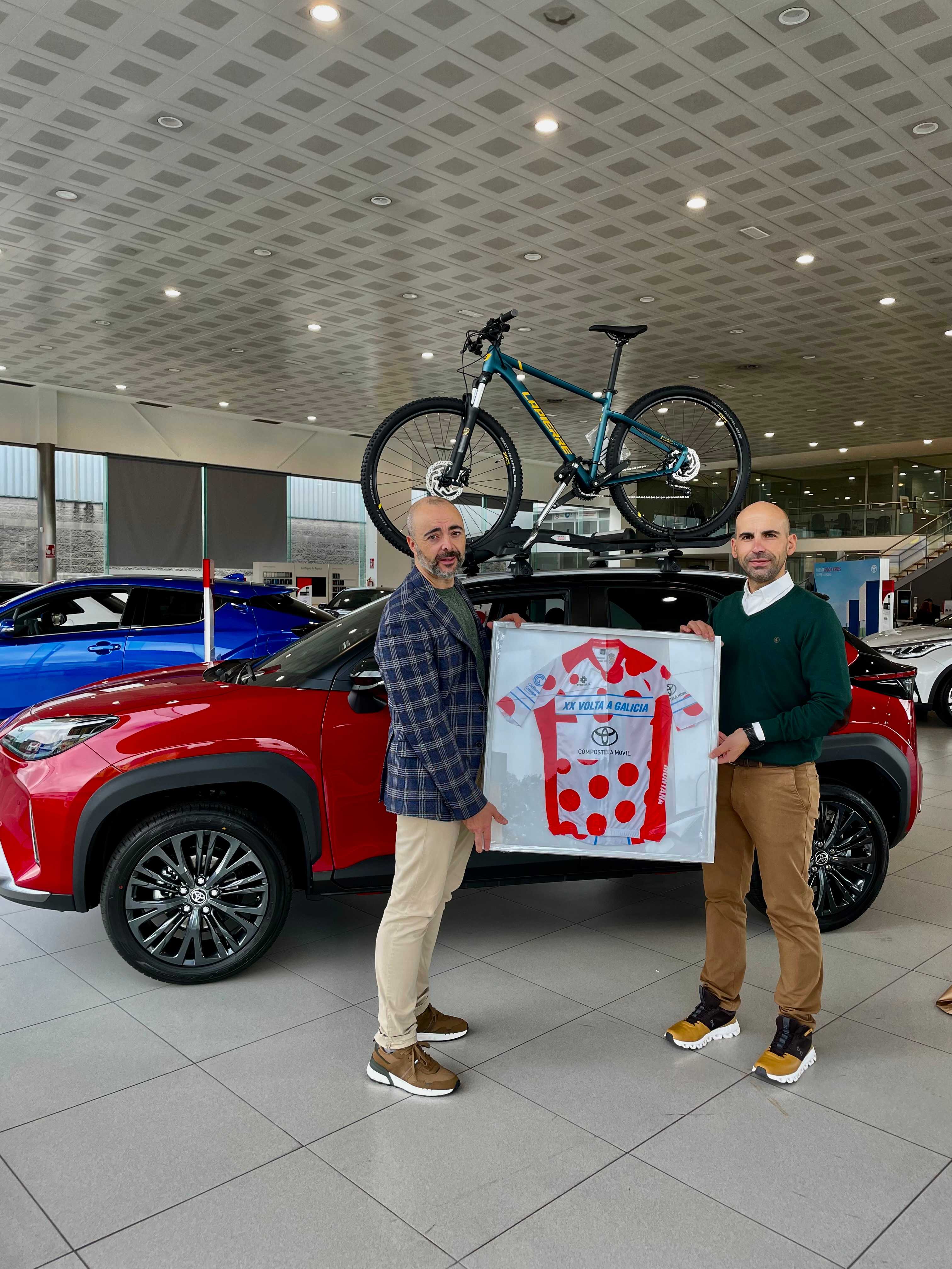 Recoñocemento a Toyota Compostela Móvil polo seu apoio á XX Volta Ciclista Galicia