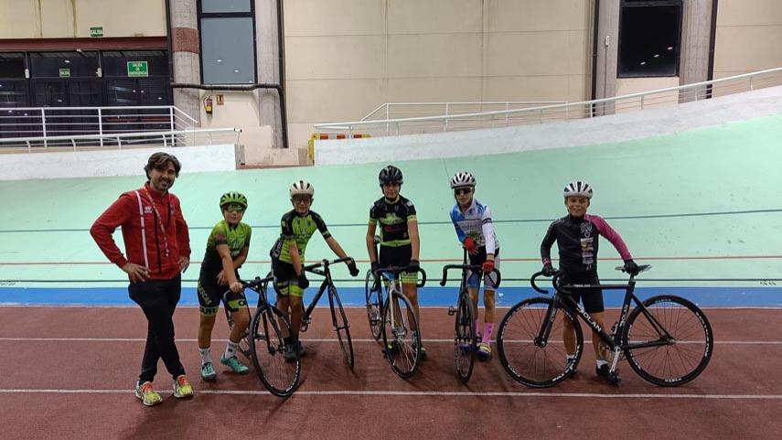 Probaron-la-pista-las-Escuelas-de-la-Fundacion-Contador-Tr3ce-Bike-y-Villa-del-Prado