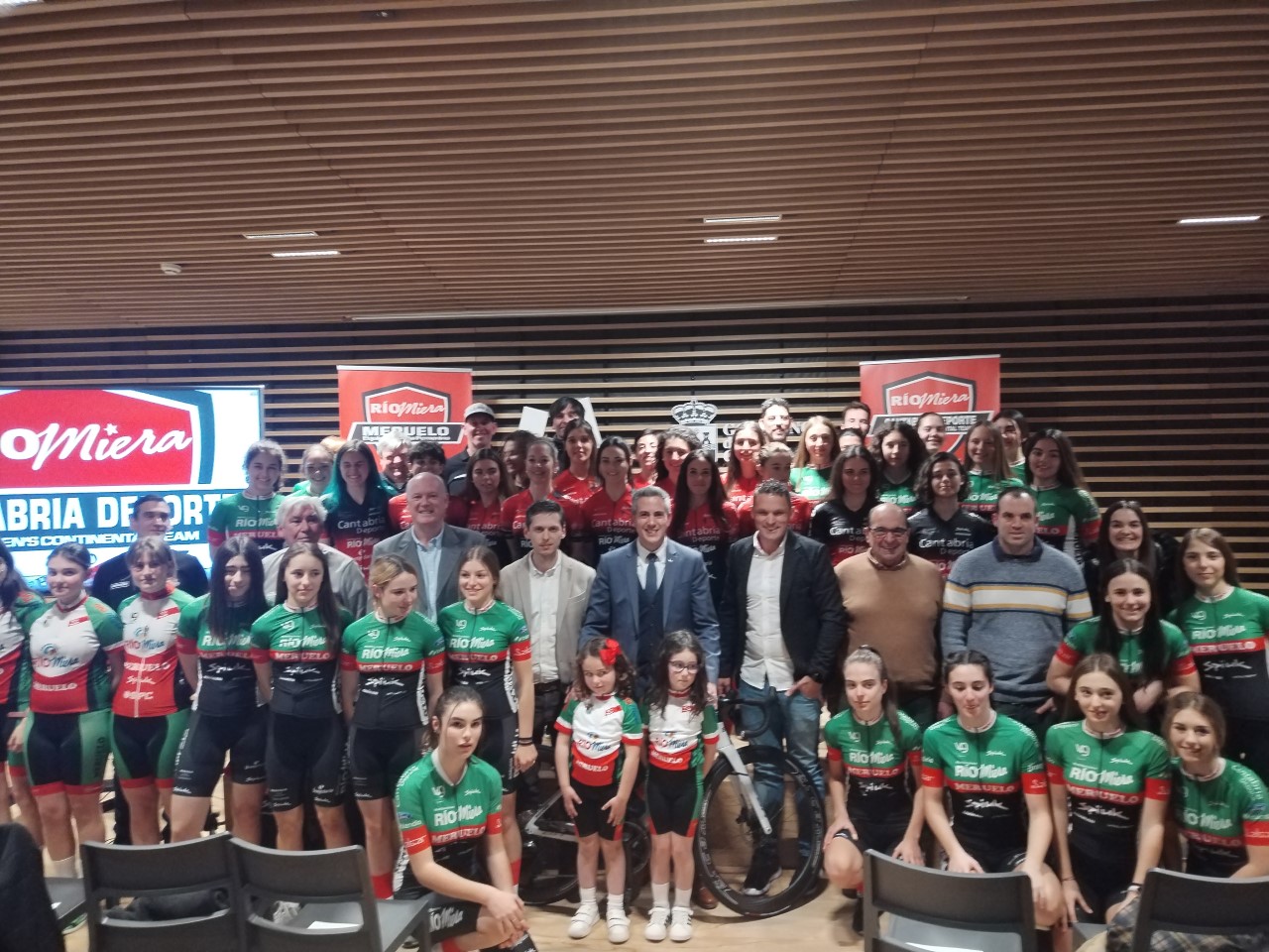 El  Cantabria Deporte-Rio Miera Meruelo se presenta en el Centro de Arte Rupestre de Puente Viesgo