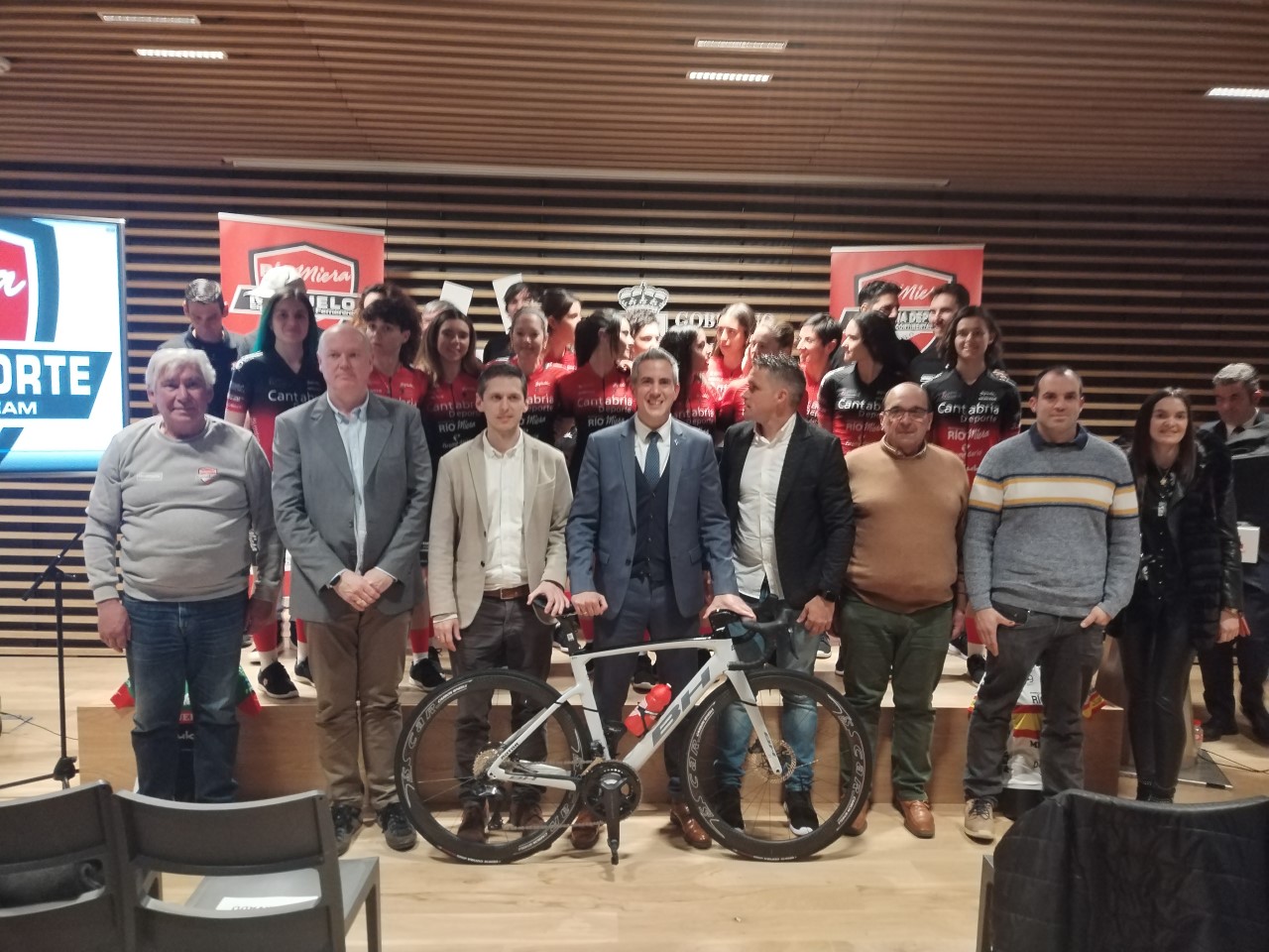 El  Cantabria Deporte-Rio Miera Meruelo se presenta en el Centro de Arte Rupestre de Puente Viesgo
