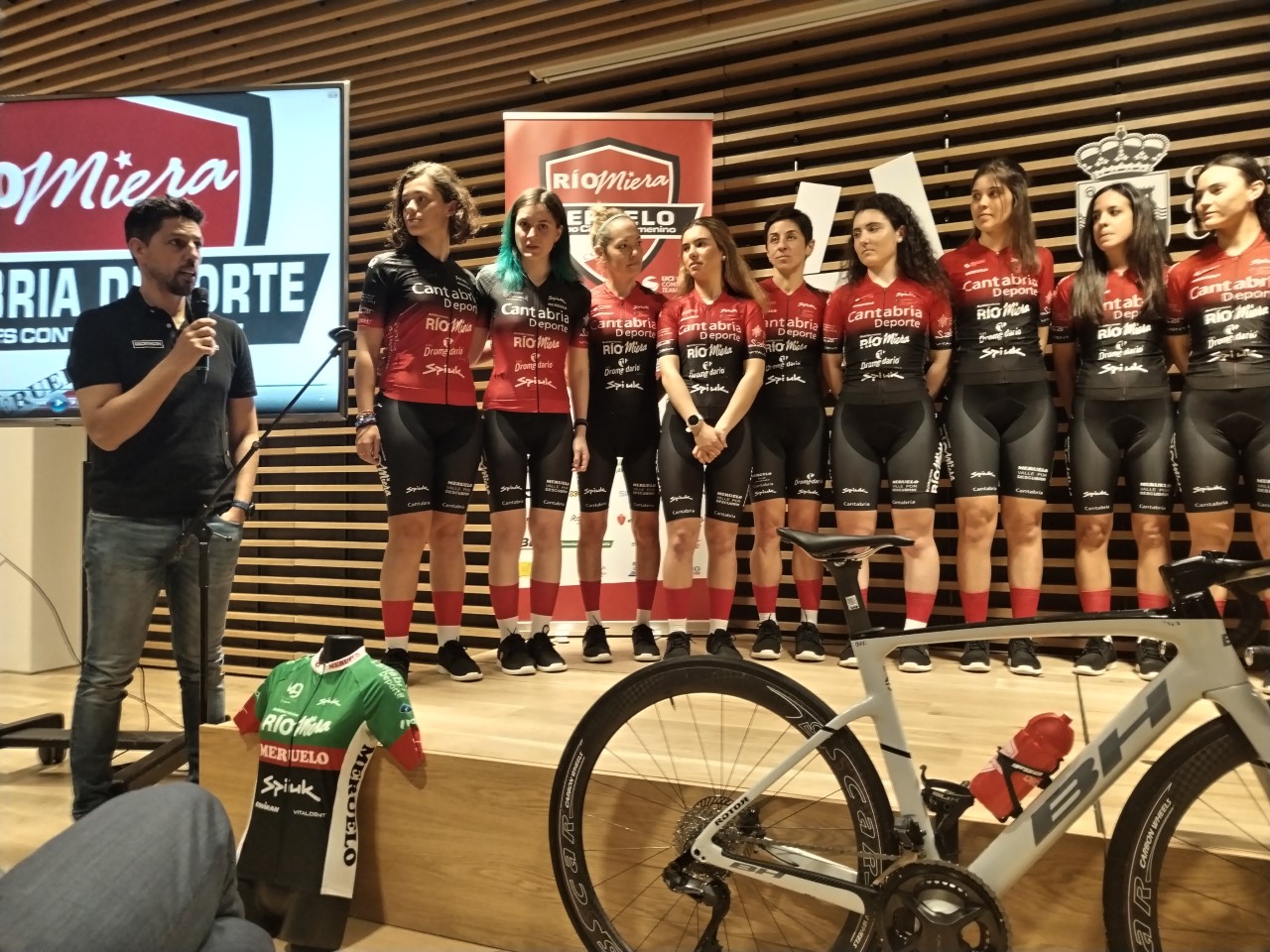 El  Cantabria Deporte-Rio Miera Meruelo se presenta en el Centro de Arte Rupestre de Puente Viesgo