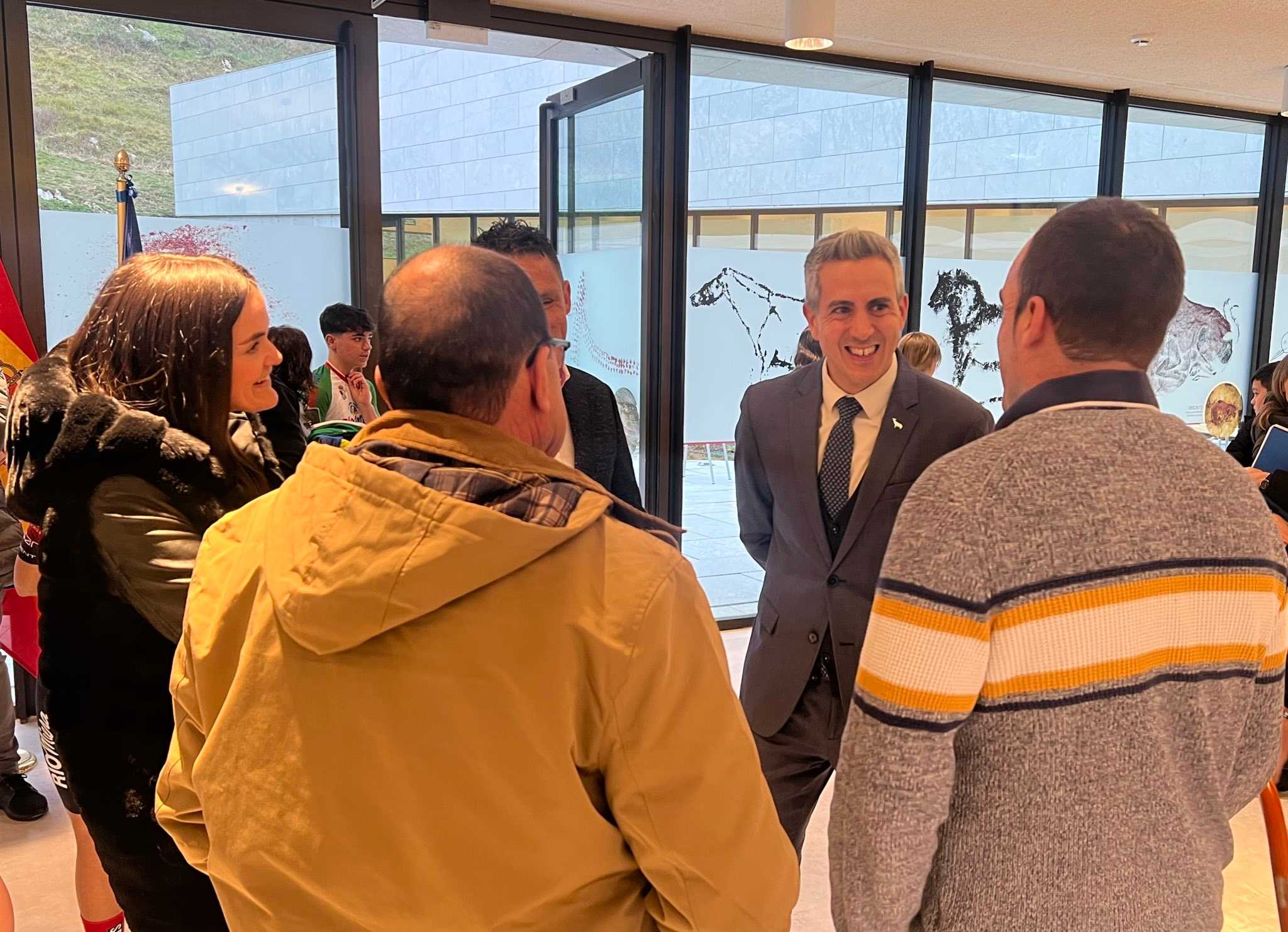 El  Cantabria Deporte-Rio Miera Meruelo se presenta en el Centro de Arte Rupestre de Puente Viesgo