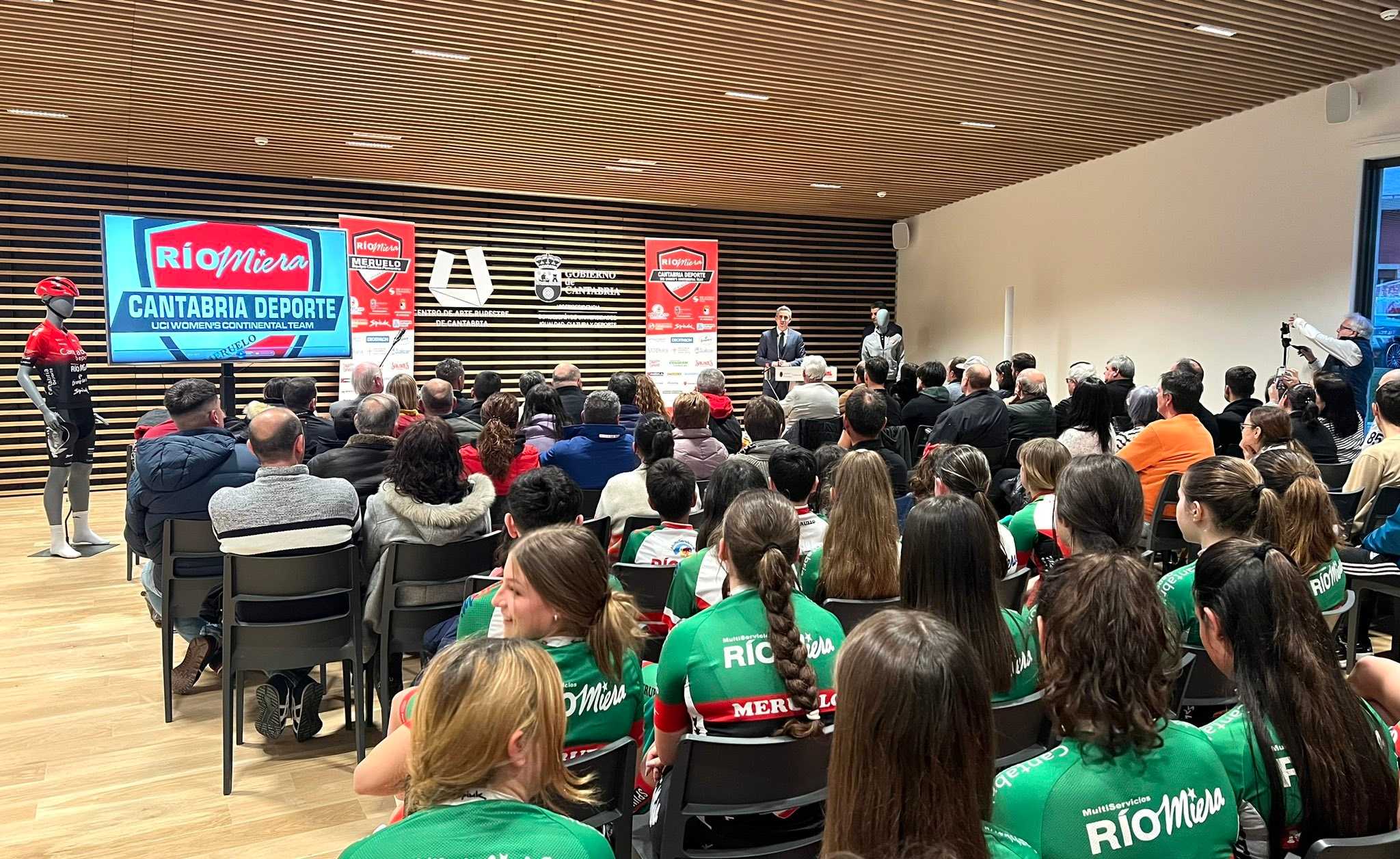 El  Cantabria Deporte-Rio Miera Meruelo se presenta en el Centro de Arte Rupestre de Puente Viesgo