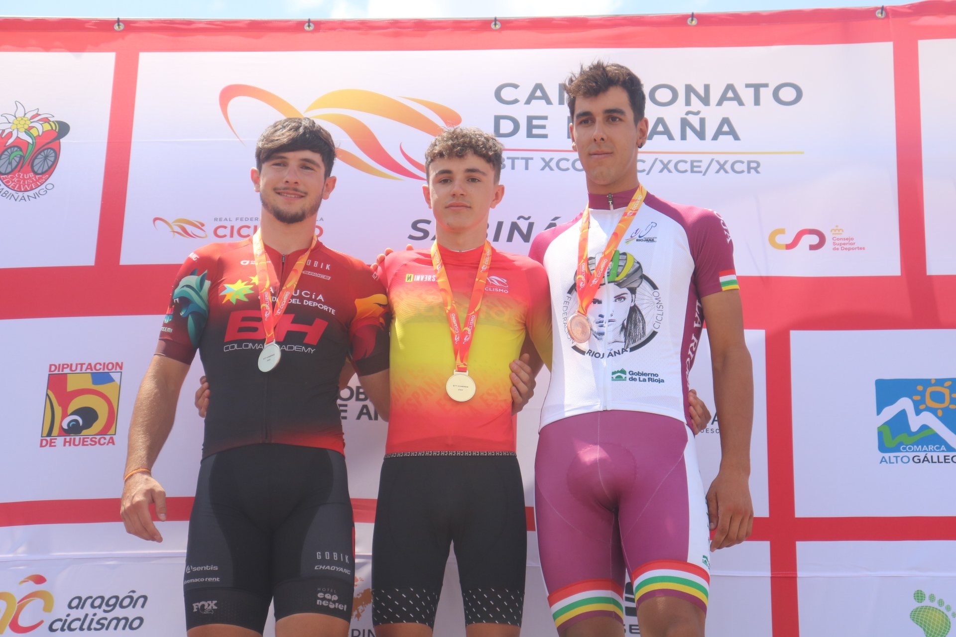 Lara Lois e Alejandro García tocan o ceo coas cores de Galicia no Campionato de España XCO