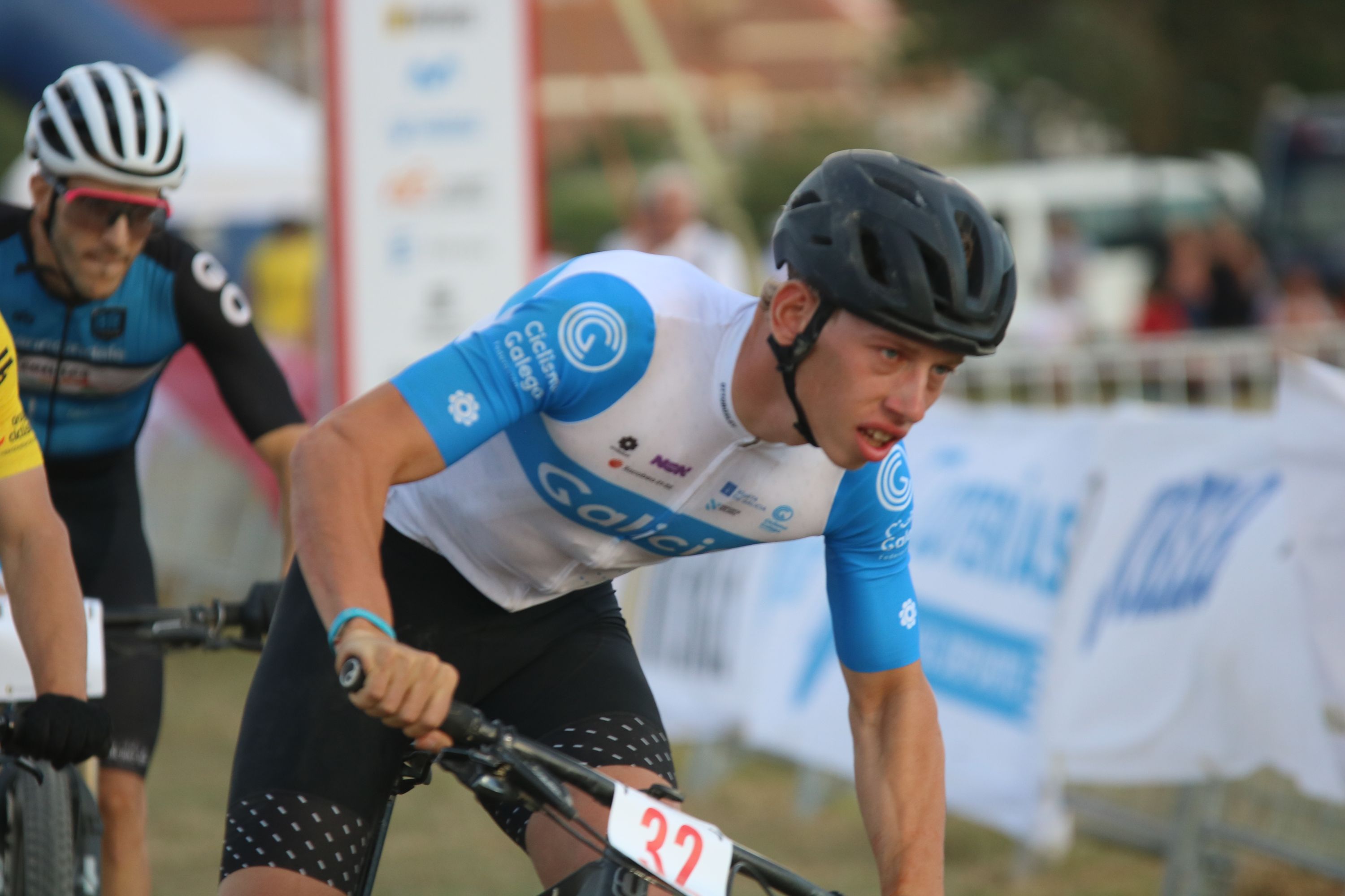 Lara Lois e Alejandro García tocan o ceo coas cores de Galicia no Campionato de España XCO