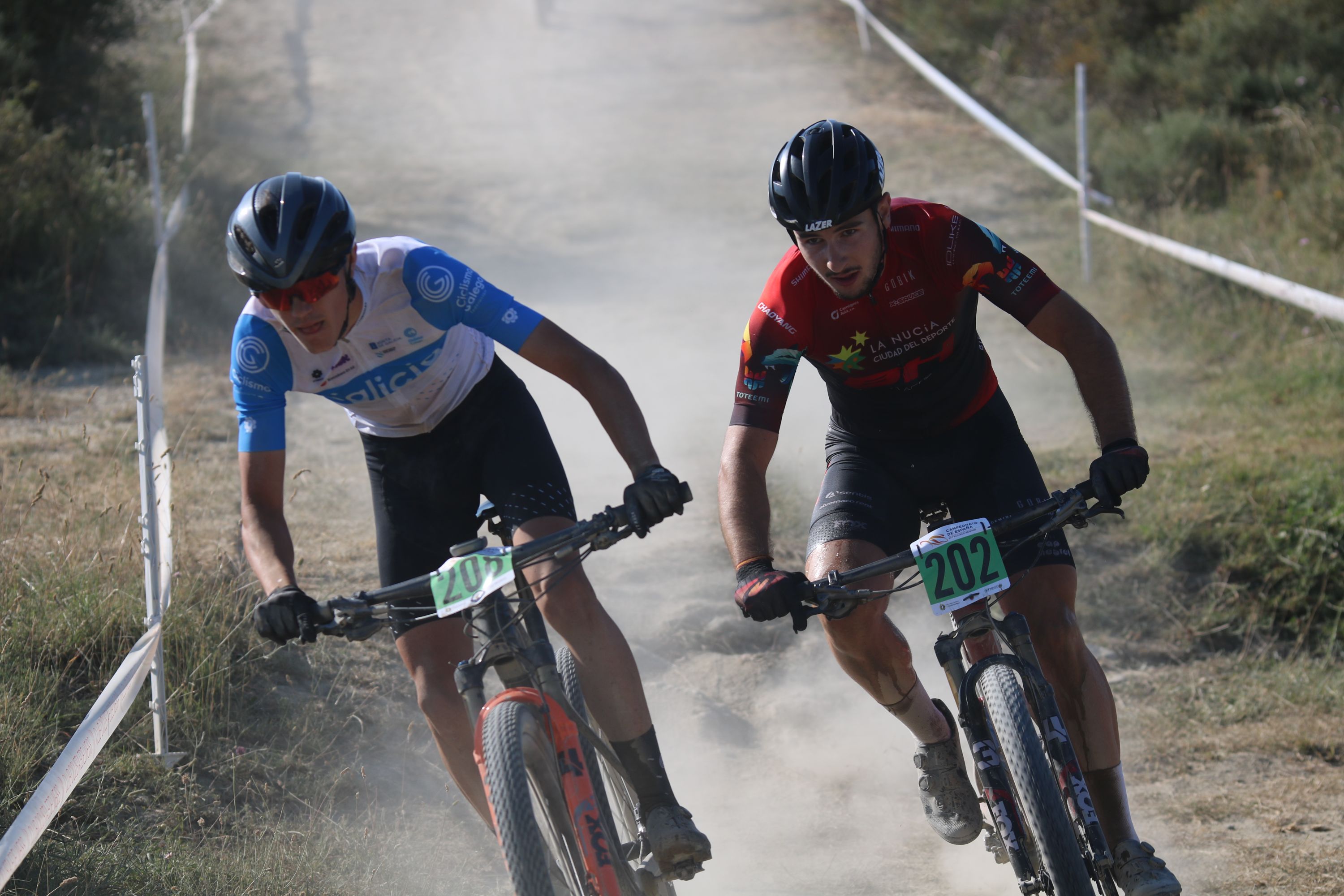 Lara Lois e Alejandro García tocan o ceo coas cores de Galicia no Campionato de España XCO