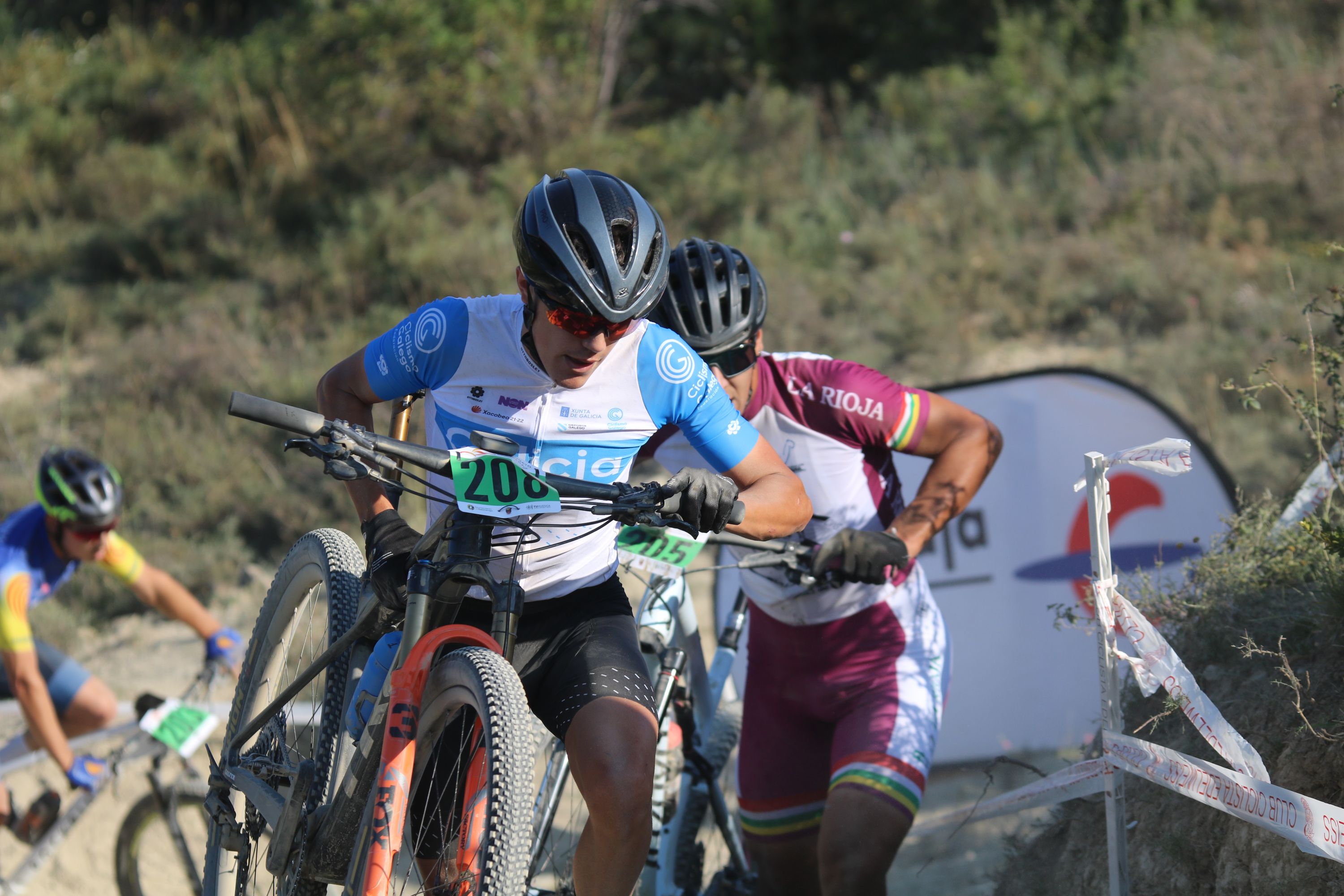 Lara Lois e Alejandro García tocan o ceo coas cores de Galicia no Campionato de España XCO