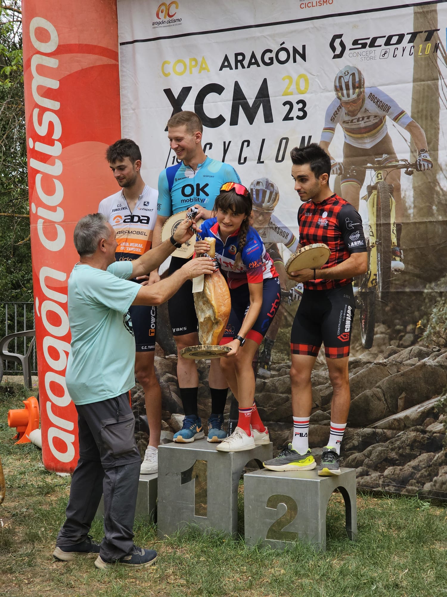 Nadia Castillo y Marc Labaila, líderes de la Copa XCM by Cyclon Zaragoza 2023