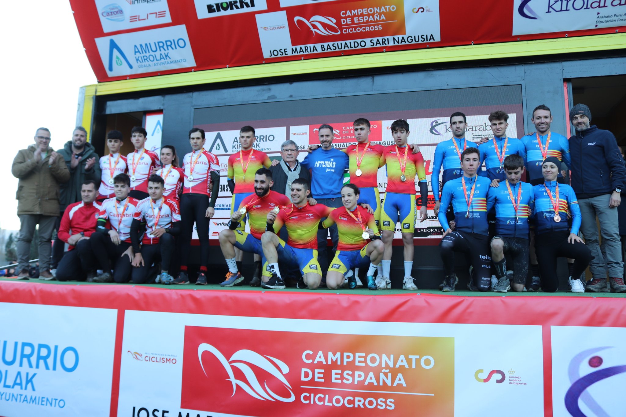 Plata del Team Relay de Cantabria en los Campeonatos de España de Ciclocross en Amurrio