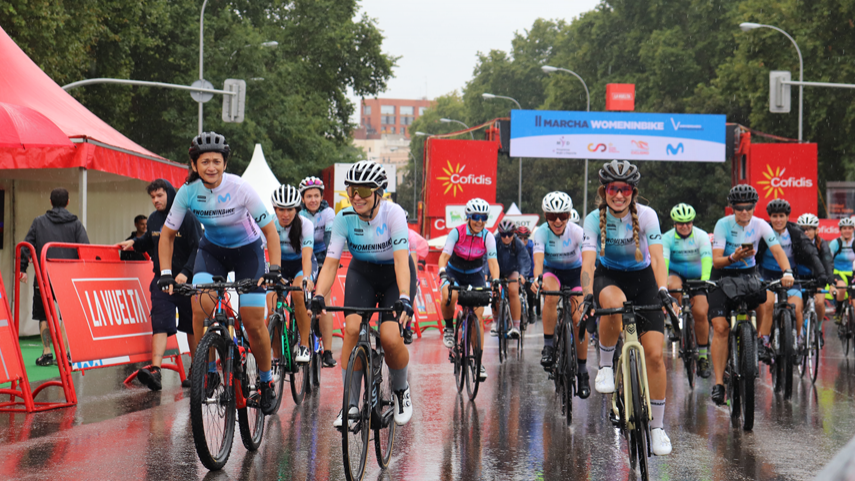 Women-In-Bike-presente-en-la-ultima-etapa-de-La-Vuelta-Femenina-by-Carrefoures