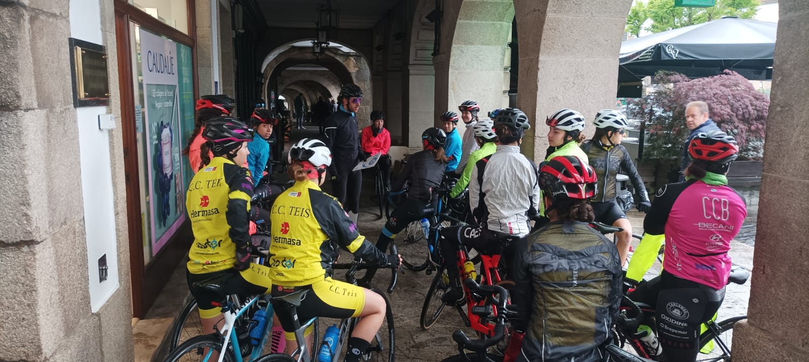 O ciclismo feminino de Estrada rodou xunto e formouse en Betanzos