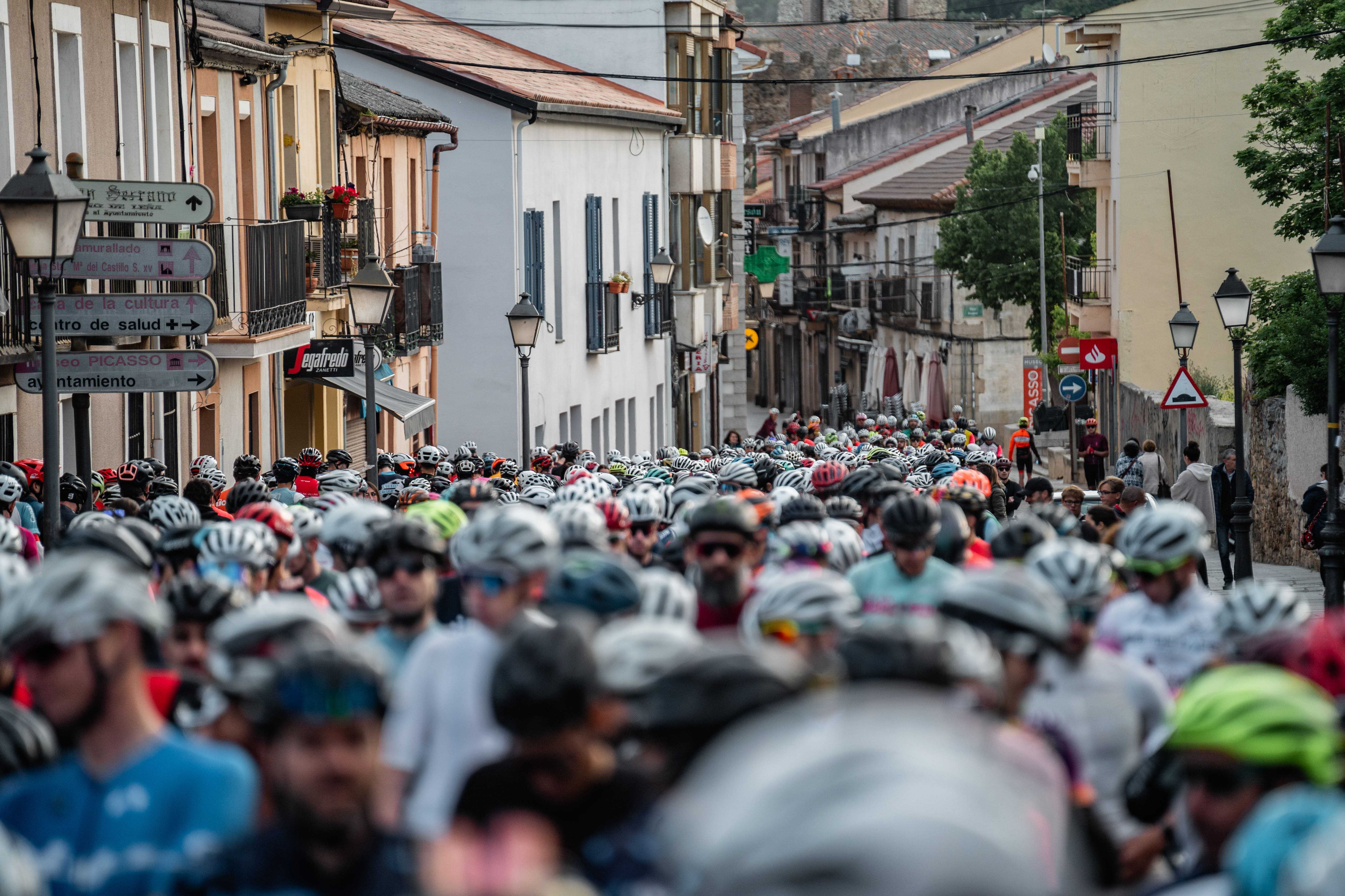 LA COMUNIDAD DE MADRID 7 PICOS REUNE A MÁS DE 1.000 CICLISTAS EN UNA EXITOSA 3ª EDICIÓN