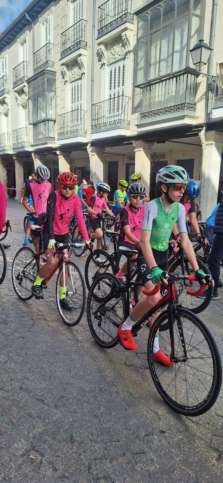 189 ciclistas de Escuelas se reunieron en la ciudad natal de Cervantes para el III GP Quijote