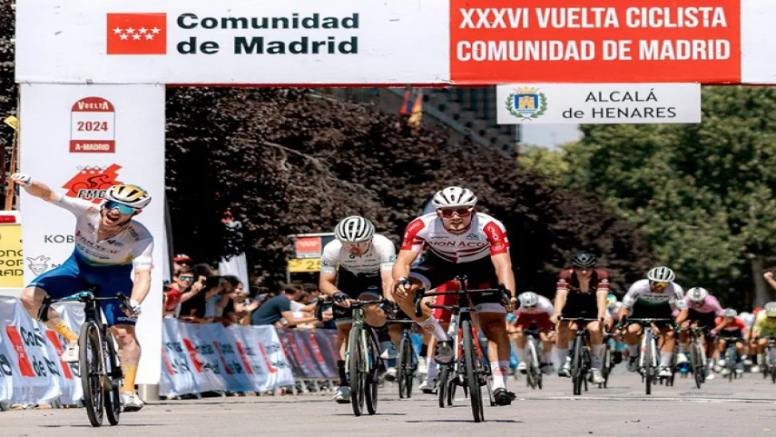 Adam-Mitchell-conquista-Alcala-de-Henares-al-esprint-con-Pablo-Bonilla-mas-lider-de-Vuelta-a-Madrid