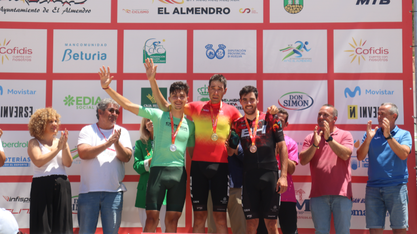 David-Valero-y-Estibaliz-Sagardoy-se-alzan-con-el-Campeonato-de-Espana-de-XCO-2024-en--El-Almendro