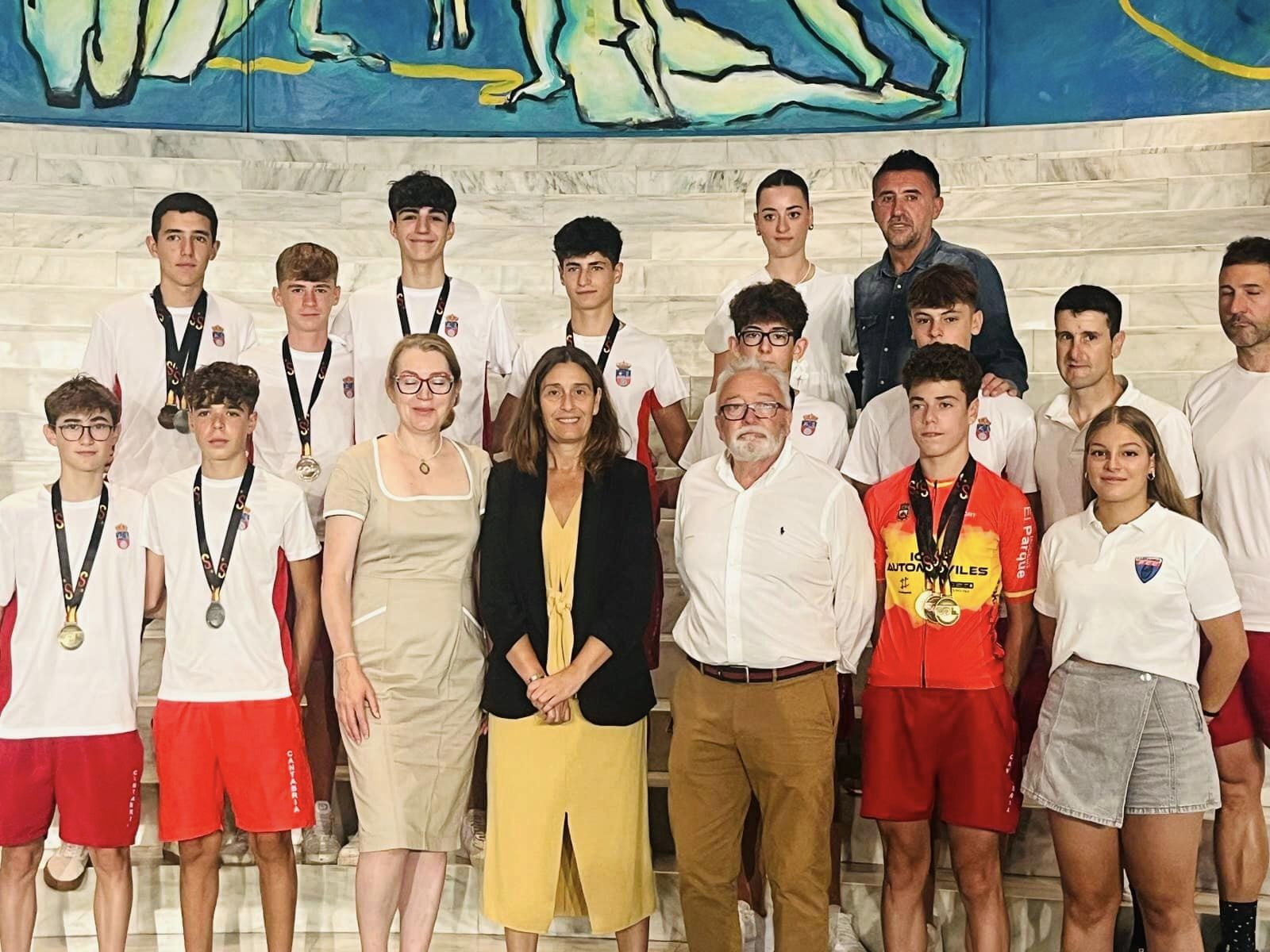 La consejera recibe en el Palacio de Festivales a nueve deportistas infantiles y cadetes que consiguieron medallas de oro, plata y bronce.