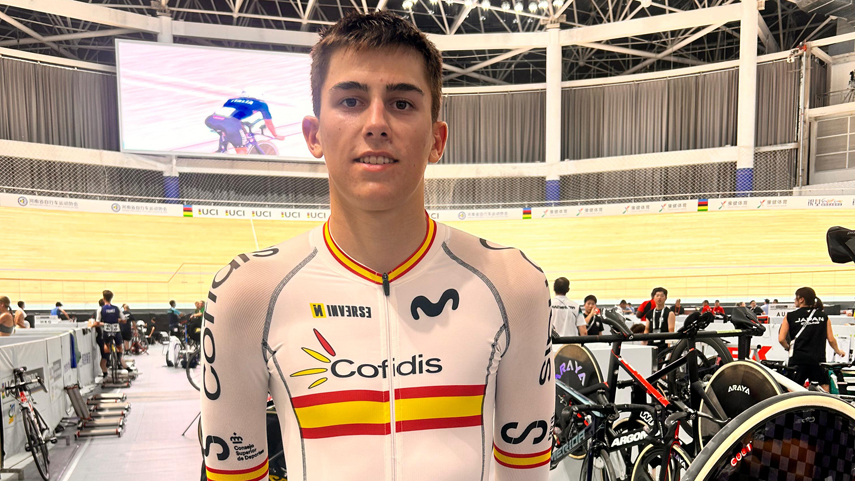 Joan-Roca-acaricia-las-medallas-en-la-puntuacion-del-Mundial-de-Pista-Junior-de-Luoyang